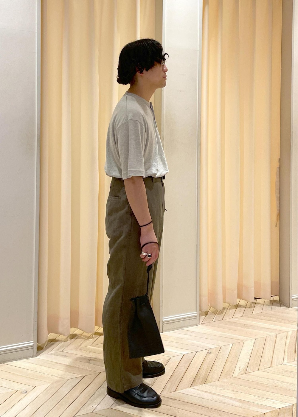 「リネン、麻、サングラス、レザーバッグ、24SS、2024SS、新作、ヘンリーネック、ADAM ET ROPÉ、FEMME、HOMME、UNISEX、SDGs、サステナブル、低身長」|「ADAM ET ROPE'の【20/80】 SHRINK LEATHER AZUMA BUKURO(ショルダーバッグ、ブラック系)」を使った、adam_yamashitaさん(メンズ・169cm)の春コーディネートの3枚目の写真