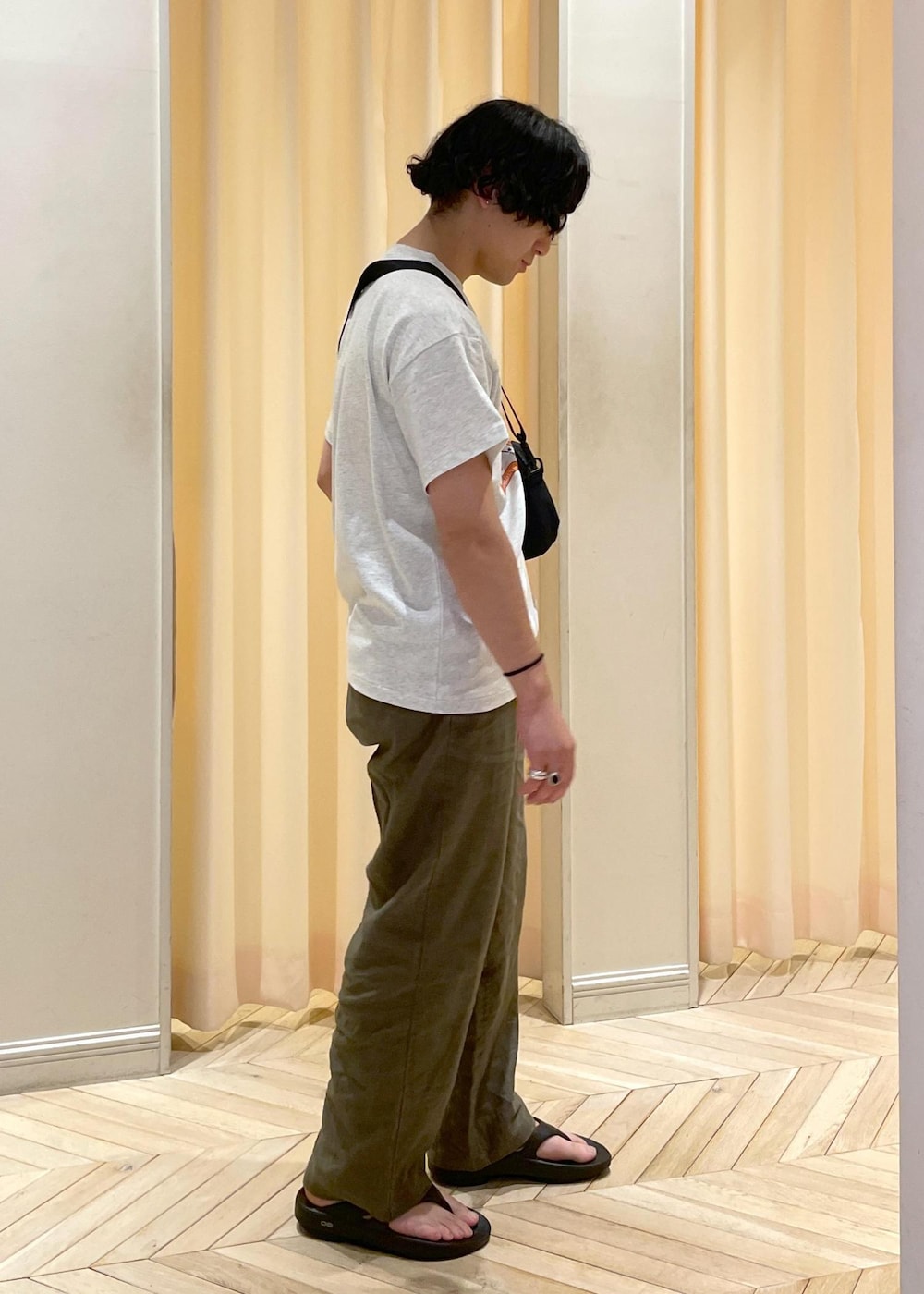 「GREGORY、リネン、ウーフォス、スポルディング、24SS、2024SS、ADAM ET ROPÉ、FEMME、HOMME、UNISEX、SDGs、カジュアル、ミリタリー、春、夏」｜「OOFOSの【OOFOS/ウーフォス】Ooriginal（サンダル、ブラック系）」を使った、adam_yamashitaさん（メンズ・169cm）の夏コーディネートの2枚目の写真