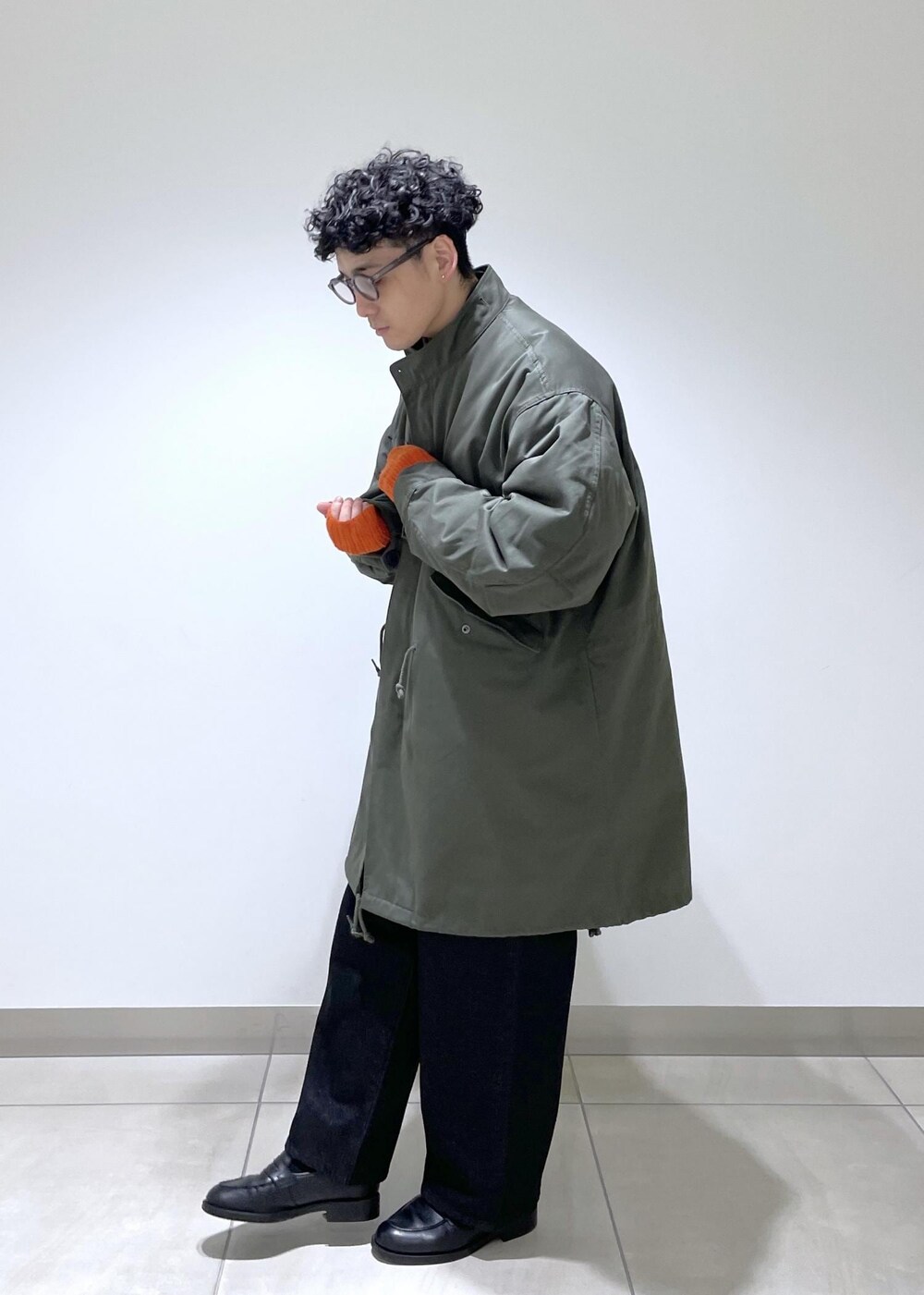 「クリスマス、ギフト、モッズコート、手袋、グローブ、SNaPMeAward23w、ADAM ET ROPÉ、FEMME、HOMME、UNISEX、SDGs、サステナブル、低身長、骨格ストレート、大人カジュアル」｜「ADAM ET ROPE'のオーガニックコットン スムース タートル / ユニセックス（Tシャツ/カットソー、グレー系）」を使った、adam_yamashitaさん（メンズ・169cm）の冬コーディネートの3枚目の写真