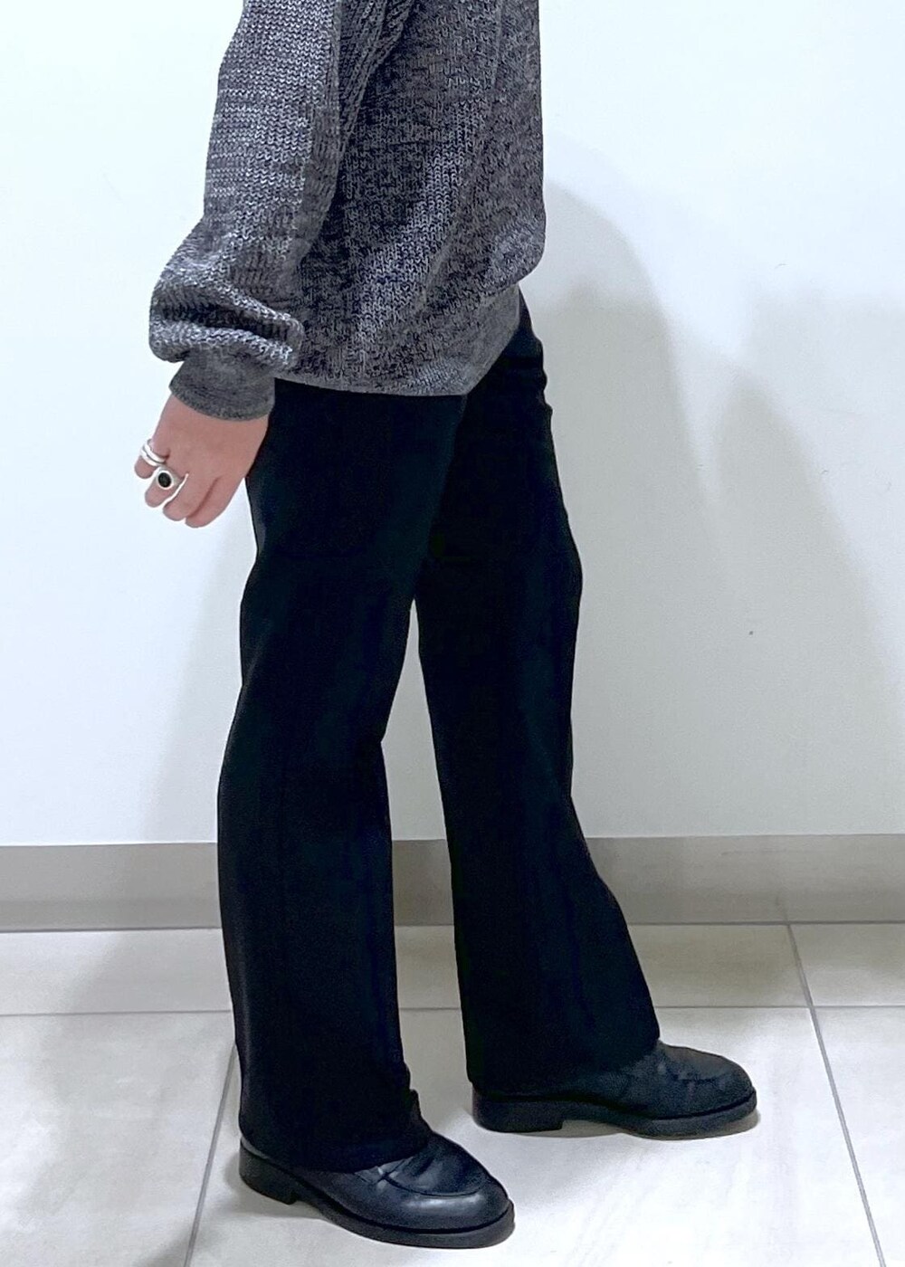 ブラック系のニット/セーター、ブラック系のその他パンツを着用したメンズの春コーディネートの4枚目の写真