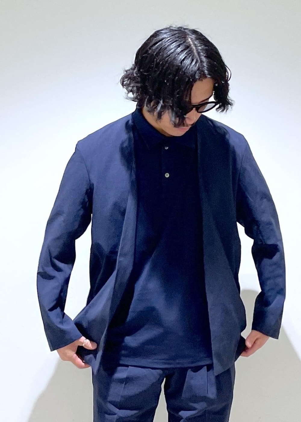 「24SS、2024SS、快適素材、リランチェ、ADAM ET ROPÉ、FEMME、HOMME、UNISEX、SDGs、サステナブル、低身長、骨格ストレート、きれいめ、きれいめカジュアル、セレモニー」｜「ADAM ET ROPE'の《新色追加》【RIRANCHA/リランチェ】ボックスシルエット ジャージー ポロシャツ / イージーケア / ユニセックス / 吸水速乾（ポロシャツ、ブルー系）」を使った、adam_yamashitaさん（メンズ・169cm）の春コーディネートの4枚目の写真