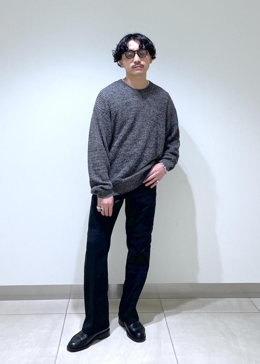 ブラック系のニット/セーター、ブラック系のその他パンツを着用したメンズの春コーディネートの7枚目の写真