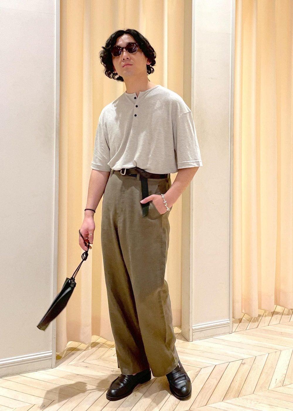 「リネン、麻、サングラス、レザーバッグ、24SS、2024SS、新作、ヘンリーネック、ADAM ET ROPÉ、FEMME、HOMME、UNISEX、SDGs、サステナブル、低身長」|「ADAM ET ROPE'の【20/80】 SHRINK LEATHER AZUMA BUKURO(ショルダーバッグ、ブラック系)」を使った、adam_yamashitaさん(メンズ・169cm)の春コーディネートの7枚目の写真