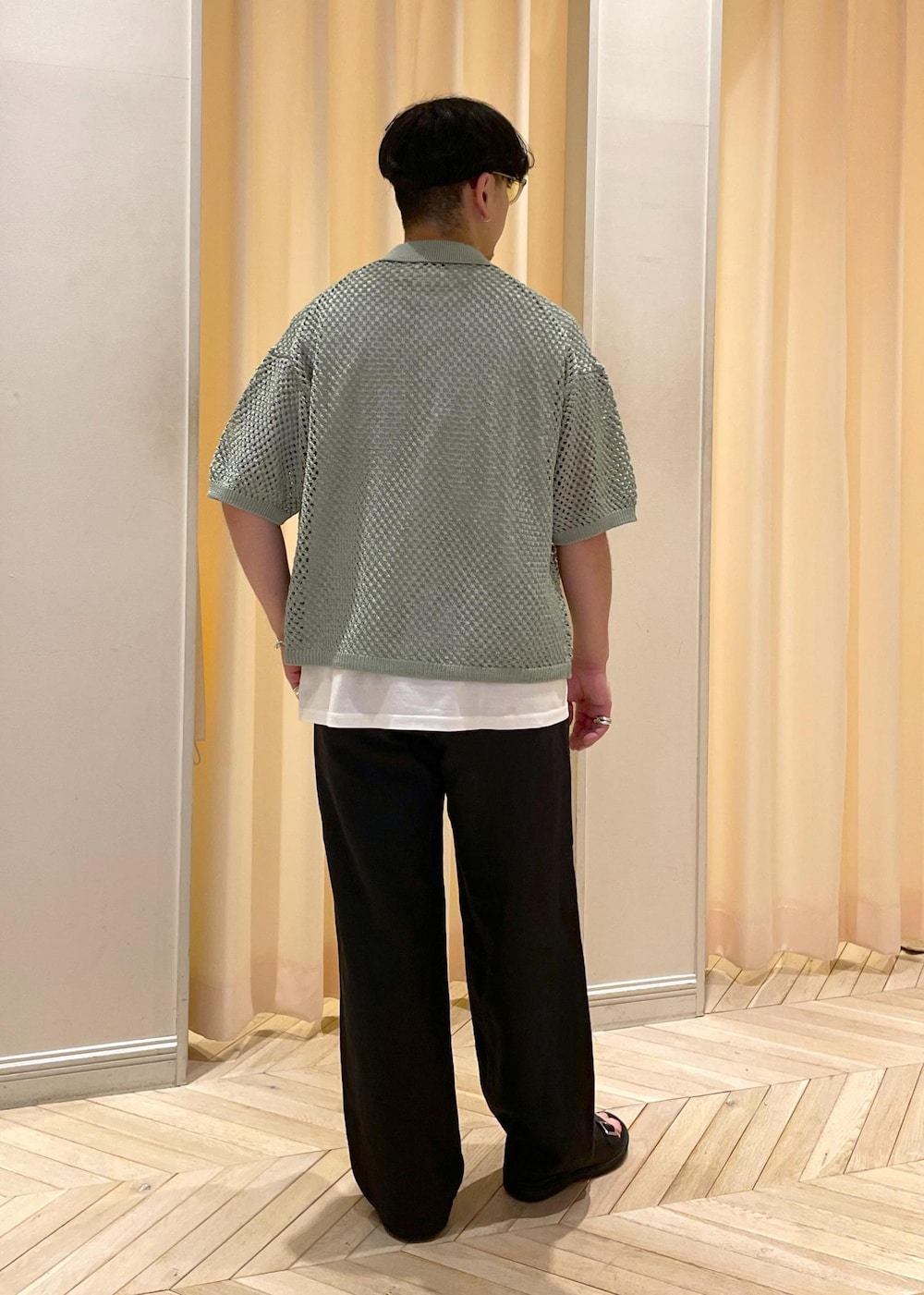 グレー系のTシャツ/カットソー、グリーン系のカーディガン/ボレロ、ブラック系のサンダルを着用したメンズの夏コーディネートの3枚目の写真