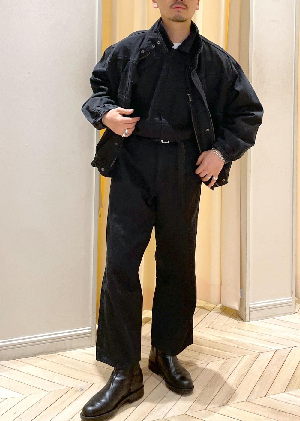 「デニム、オールインワン、ADAM ET ROPE JEANS、初春コーデ、春コーデ、初秋コーデ、秋コーデ、初冬コーデ、デートコーデ、お出かけコーデ、大人カジュアル、ワントーンコーデ、カジュアルコーデ、ADAM ET ROPÉ、ストレート」｜「ADAM ET ROPE'の【ADAM ET ROPE' JEANS -IS-O-】デニム オールインワン / サスティナブル（つなぎ/オールインワン、ブラック系）」を使った、adam_yamashitaさん（メンズ・169cm）の冬コーディネートの7枚目の写真
