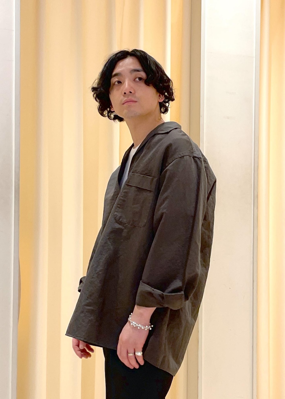 「24SS、2024SS、リネン、スキッパー、レザーサンダル、ADAM ET ROPÉ、FEMME、HOMME、UNISEX、SDGs、サステナブル、低身長、骨格ストレート、カジュアル、春」|「ADAM ET ROPE'の【cesse./セス】レザー サンダル / UNISEX(サンダル、ブラック系)」を使った、adam_yamashitaさん(メンズ・169cm)の夏コーディネートの6枚目の写真