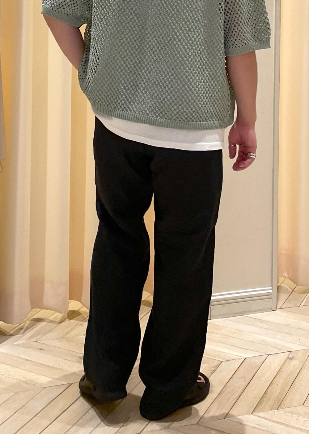 グレー系のTシャツ/カットソー、グリーン系のカーディガン/ボレロ、ブラック系のサンダルを着用したメンズの夏コーディネートの6枚目の写真