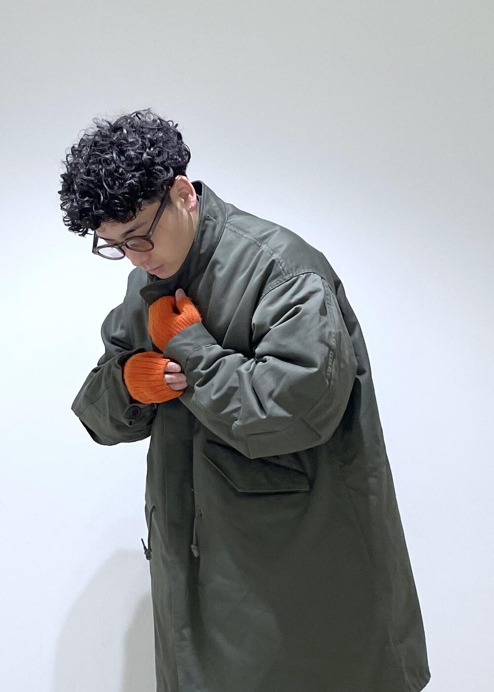 「クリスマス、ギフト、モッズコート、手袋、グローブ、SNaPMeAward23w、ADAM ET ROPÉ、FEMME、HOMME、UNISEX、SDGs、サステナブル、低身長、骨格ストレート、大人カジュアル」｜「ADAM ET ROPE'のオーガニックコットン スムース タートル / ユニセックス（Tシャツ/カットソー、グレー系）」を使った、adam_yamashitaさん（メンズ・169cm）の冬コーディネートの5枚目の写真