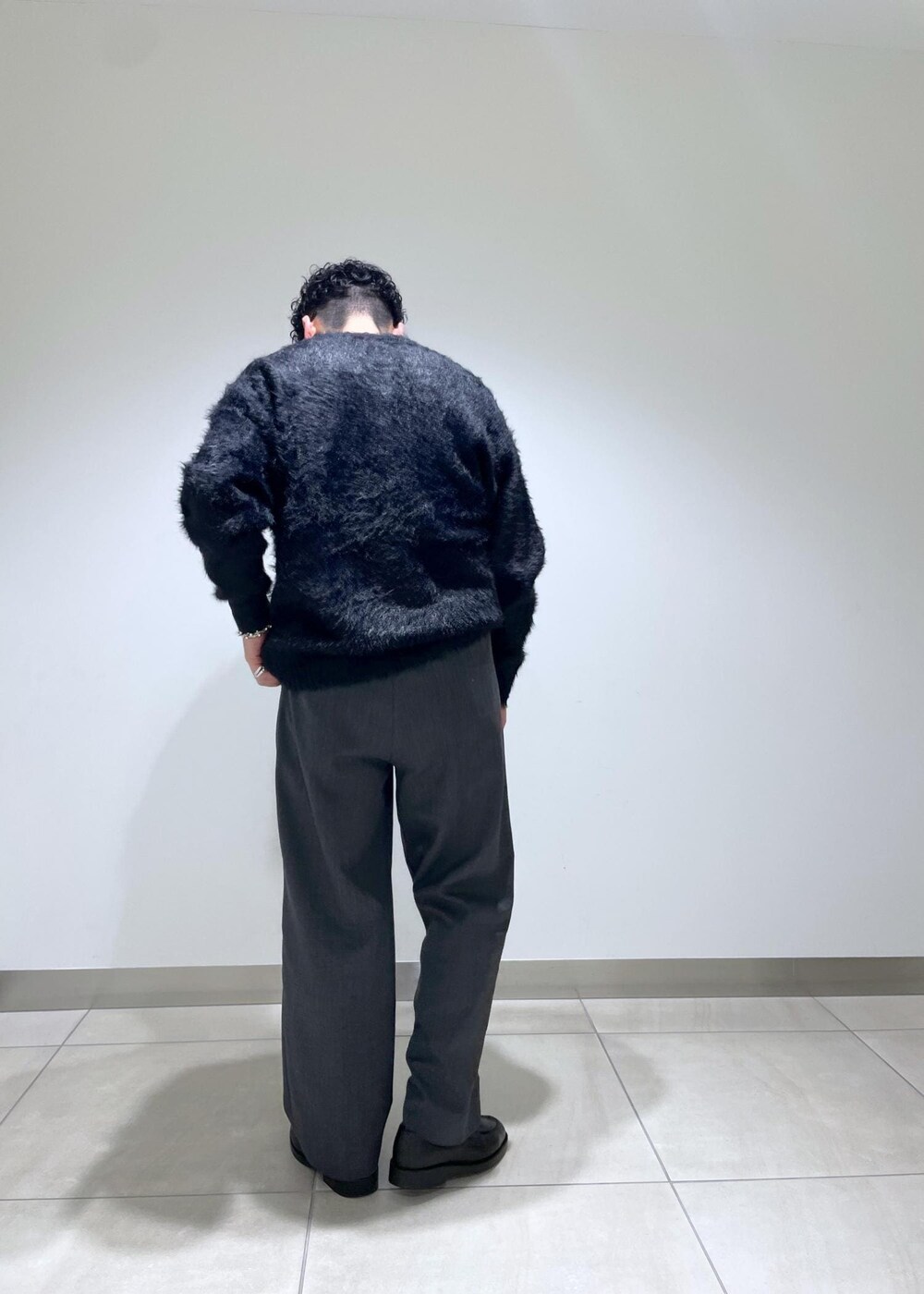 ブラック系のニット/セーターを着用したメンズの秋コーディネートの3枚目の写真