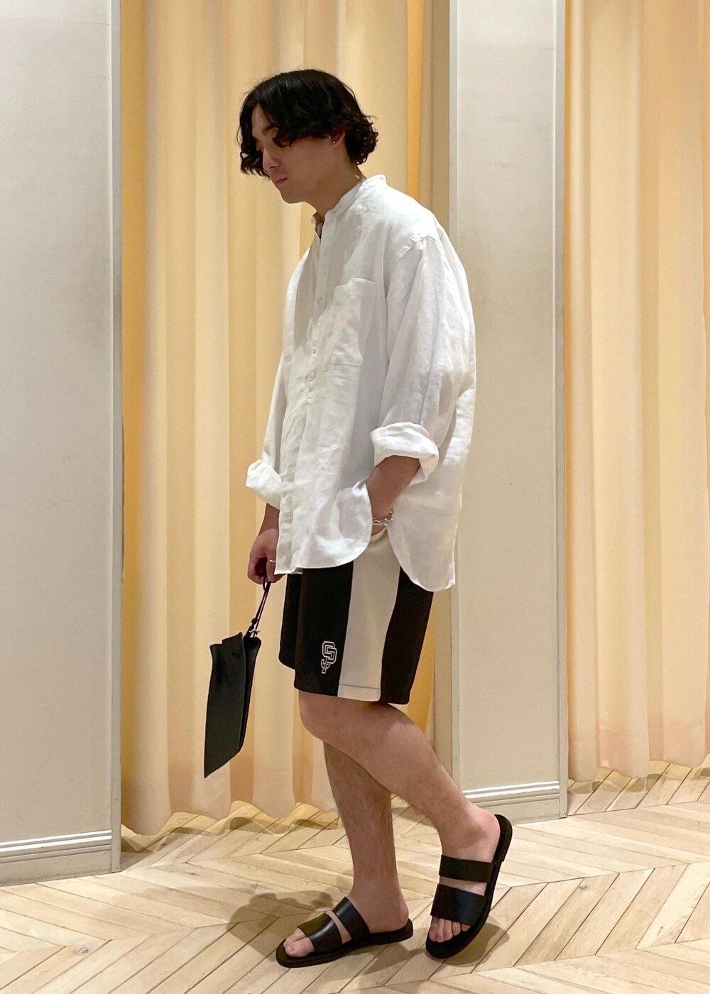 「リネン、24SS、2024SS、スポルディング、ADAM ET ROPÉ、FEMME、HOMME、UNISEX、SDGs、サステナブル、低身長、骨格ストレート、カジュアル、スポーティー、セットアップ対応」|「ADAM ET ROPE'の【cesse./セス】レザー サンダル / UNISEX(サンダル、ブラック系)」を使った、adam_yamashitaさん(メンズ・169cm)の夏コーディネートの5枚目の写真