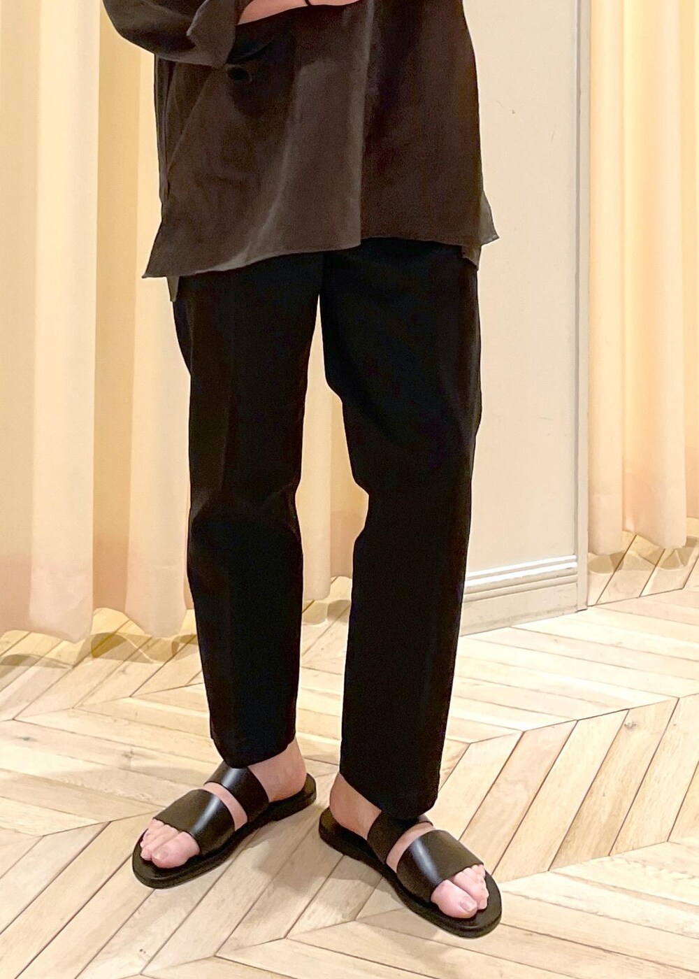 「24SS、2024SS、リネン、スキッパー、レザーサンダル、ADAM ET ROPÉ、FEMME、HOMME、UNISEX、SDGs、サステナブル、低身長、骨格ストレート、カジュアル、春」|「ADAM ET ROPE'の【cesse./セス】レザー サンダル / UNISEX(サンダル、ブラック系)」を使った、adam_yamashitaさん(メンズ・169cm)の夏コーディネートの4枚目の写真