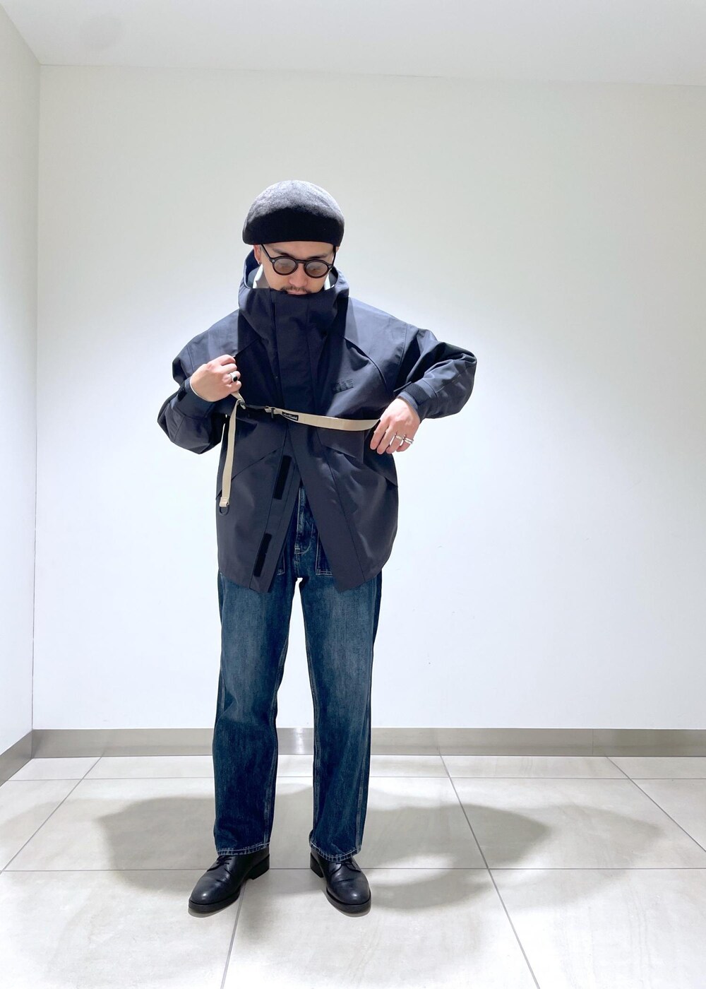 「WILDTHINGS、WILDTHINGS別注、別注、ADAM ET ROPÉ、FEMME、HOMME、UNISEX、SDGs、サステナブル、低身長、骨格ストレート、大人カジュアル、秋、冬、秋コーデ」｜「WILD THINGSの【WILDTHINGS / ワイルドシングス 別注】TOOLSTRAP DENALI JACKET / 3レイヤー マウンテンパーカー / ユニセックス（マウンテンパーカー、ブラック系）」を使った、adam_yamashitaさん（メンズ・169cm）の秋コーディネートの6枚目の写真