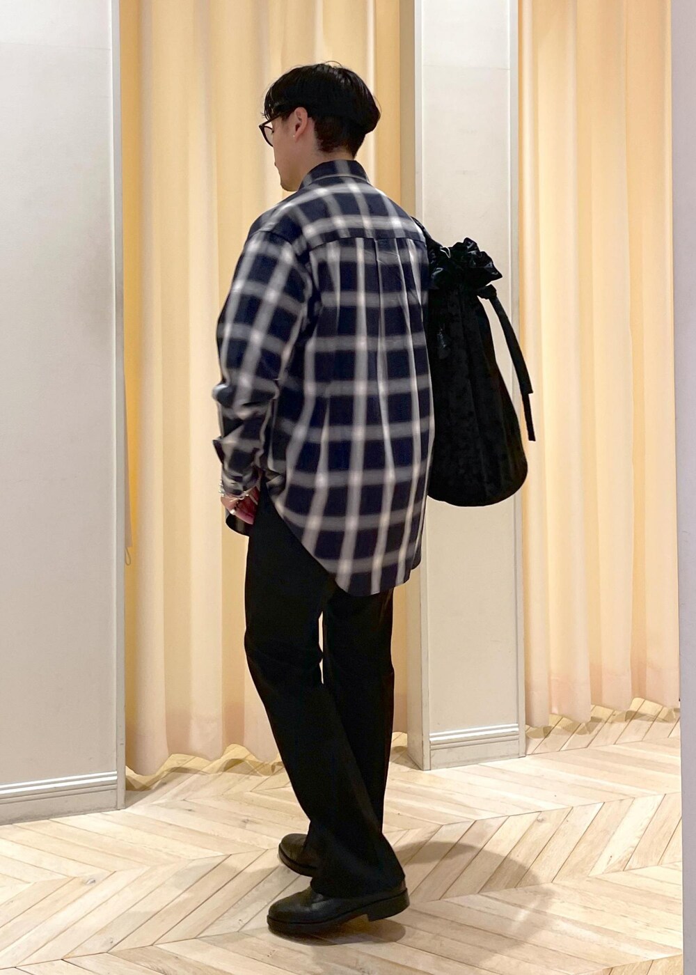 ホワイト系のTシャツ/カットソー、ブルー系のシャツ/ブラウス、ブラック系のショルダーバッグを着用したメンズの夏コーディネートの2枚目の写真