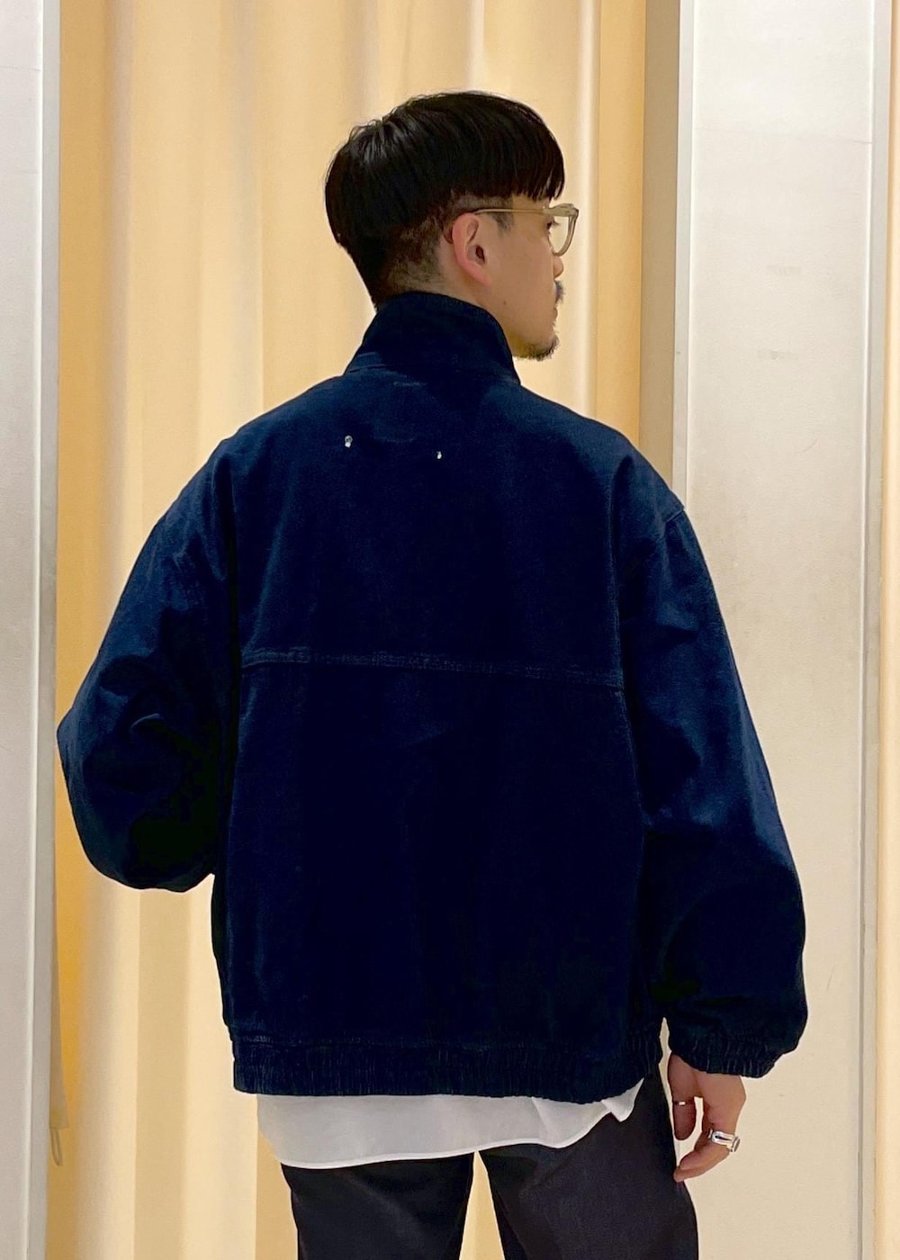 「デニム、デニムジャケット、ADAM ET ROPE JEANS、adamjeanist、初春コーデ、春コーデ、初秋コーデ、秋コーデ、初冬コーデ、冬コーデ、デートコーデ、お出かけコーデ、大人カジュアル、カジュアルコーデ、シンプルコーデ」|「ADAM ET ROPE'の【シーアイランドコットン】ルーズシルエット レギュラーカラーシャツ / ロングシーズン着用可能(シャツ/ブラウス、ホワイト系)」を使った、adam_yamashitaさん(メンズ・169cm)の冬コーディネートの5枚目の写真