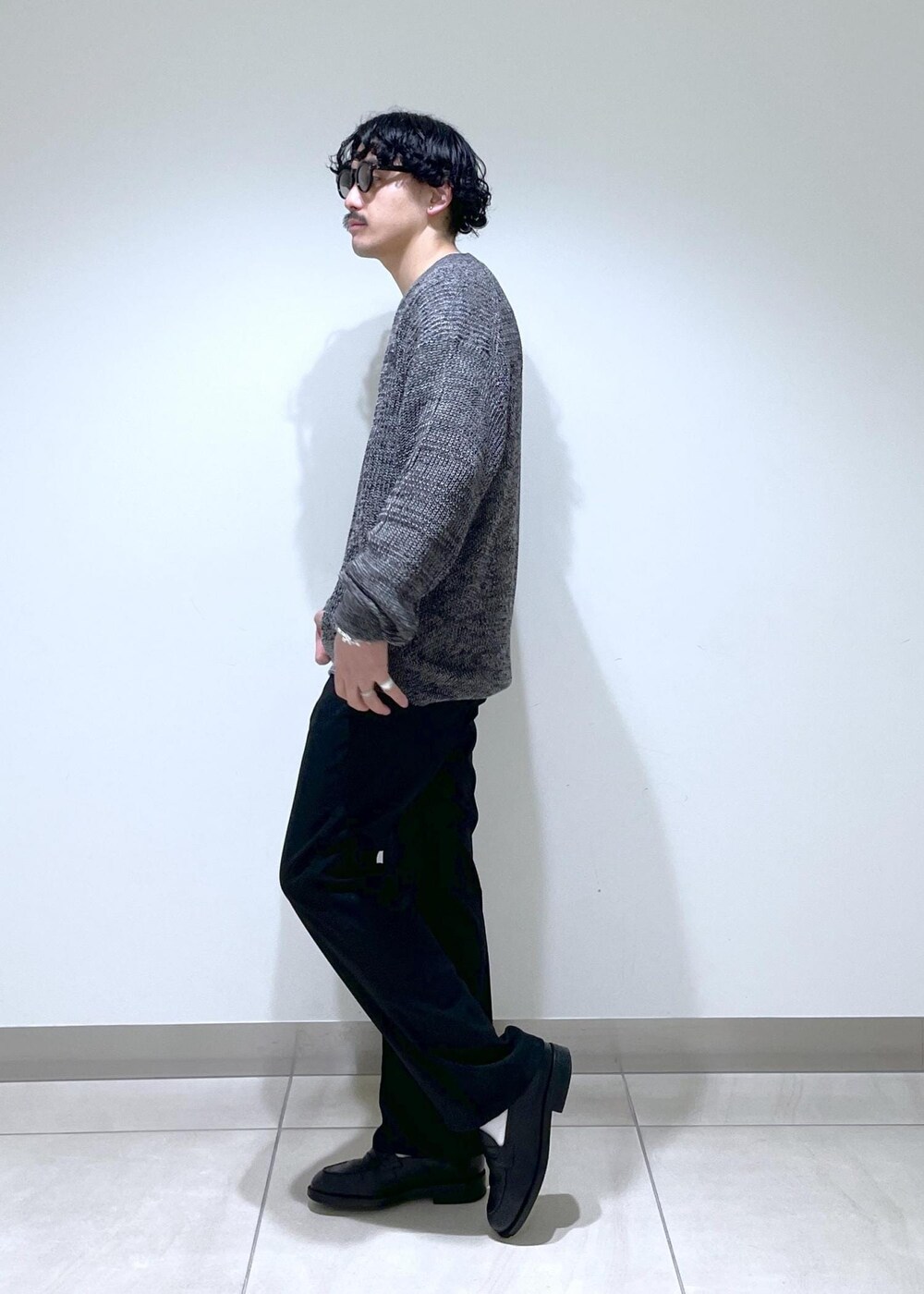 ブラック系のニット/セーター、ブラック系のその他パンツを着用したメンズの春コーディネートの2枚目の写真