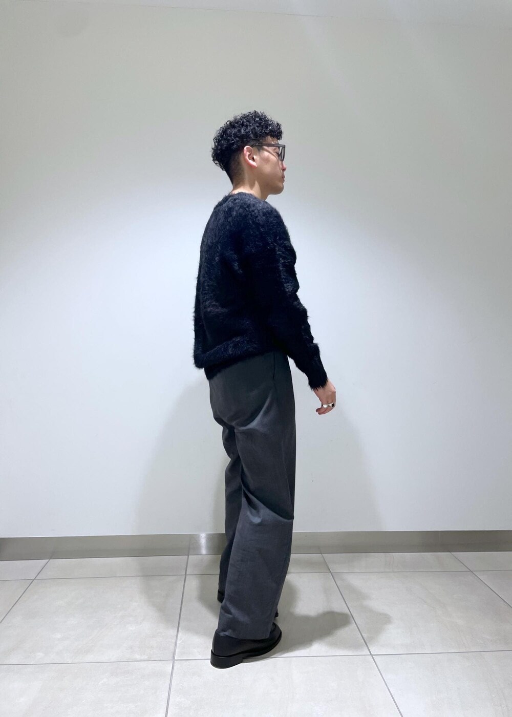 ブラック系のニット/セーターを着用したメンズの秋コーディネートの2枚目の写真