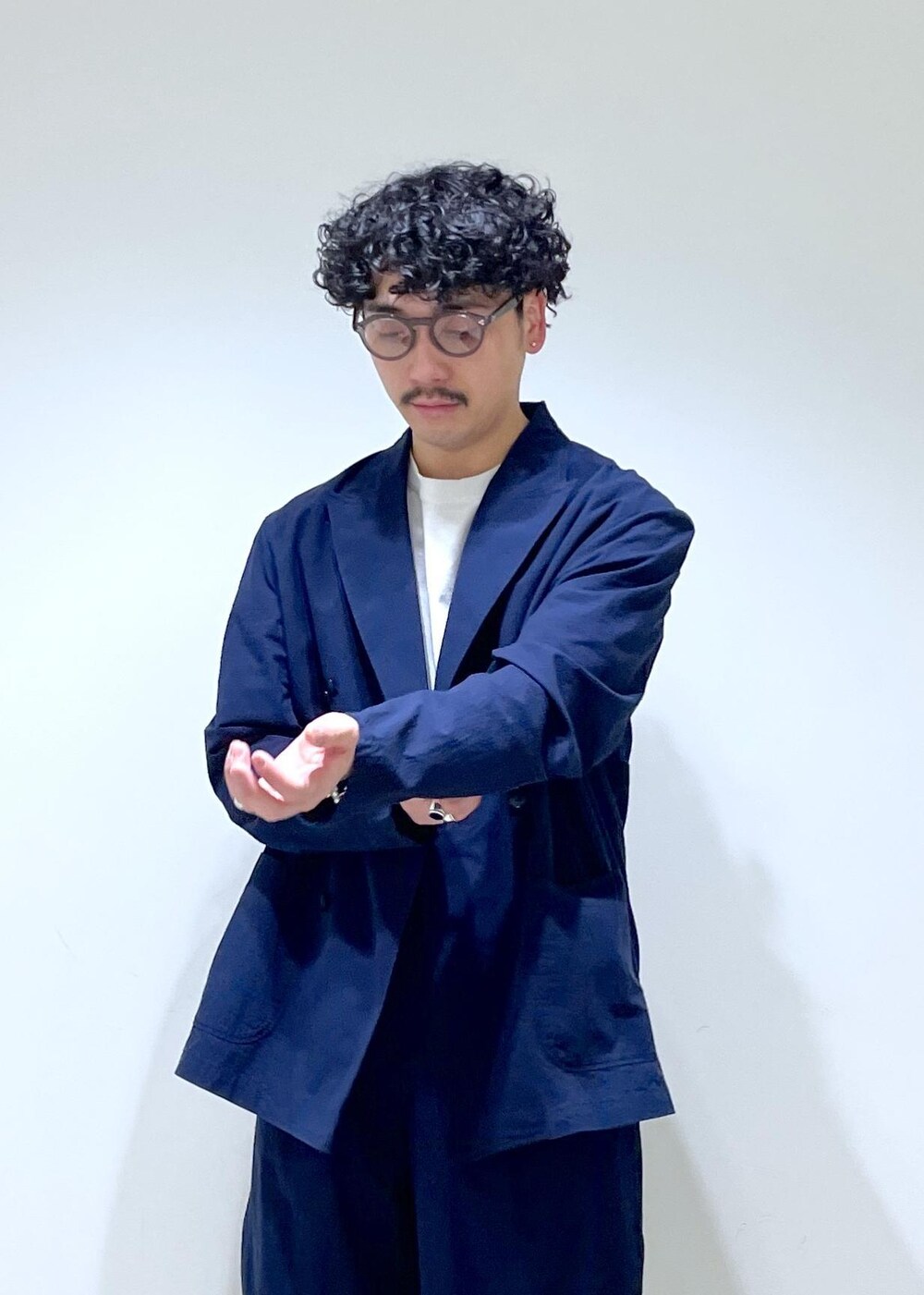 「セットアップ、24SS、長袖、ネイビー、ジャケット、オーバーサイズ、ボタン、ADAM ET ROPÉ、HOMME、UNISEX、SDGs、サステナブル、低身長、きれいめ、大人カジュアル」｜「ADAM ET ROPE'のコットンシルクネップ ルーズシルエット ワイド イージー スラックス / セットアップ対応（スラックス、ブルー系）」を使った、adam_yamashitaさん（メンズ・169cm）の冬コーディネートの5枚目の写真