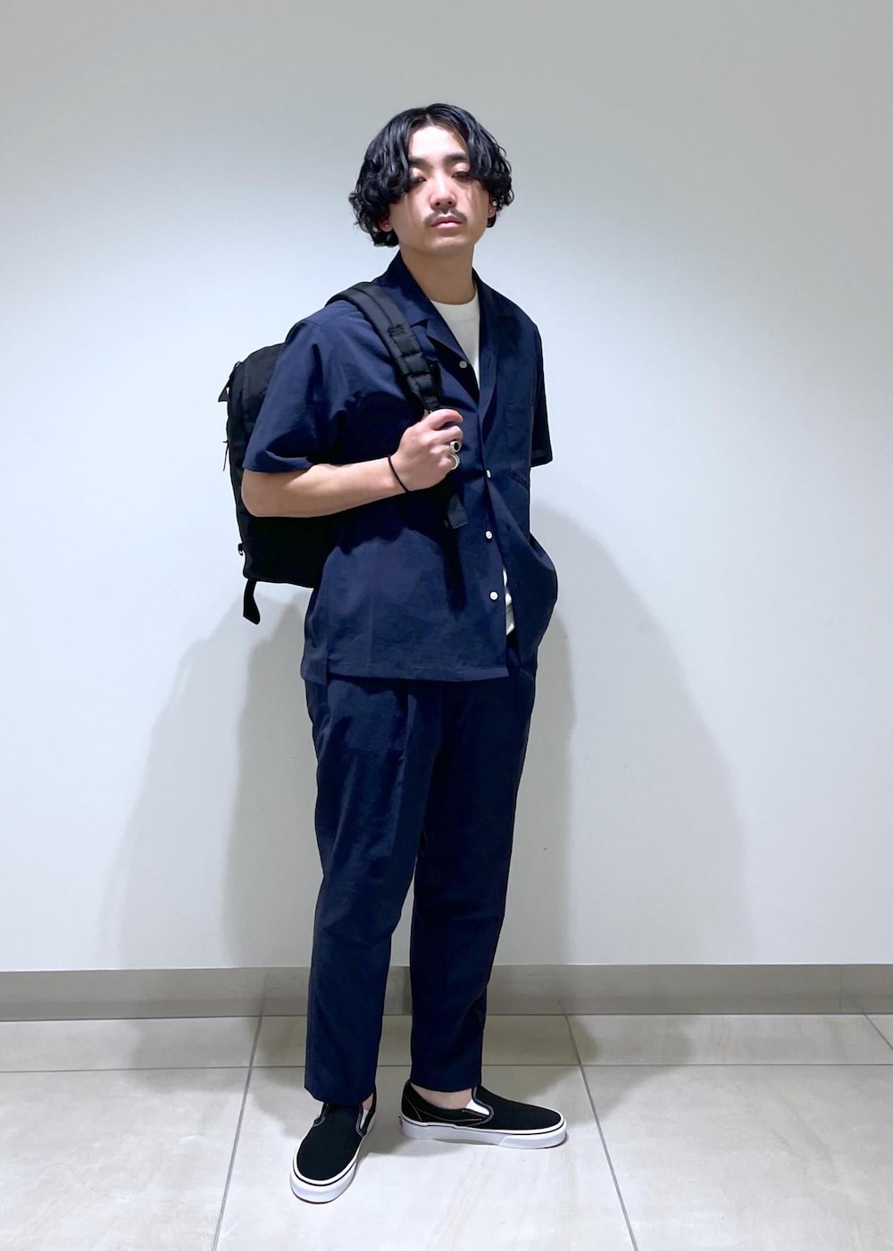 「リランチェ、24SS、2024SS、ADAM ET ROPÉ、FEMME、HOMME、UNISEX、SDGs、サステナブル、骨格ストレート、大人カジュアル、セットアップ、セットアップ対応、セットアイテム、SETアイテム」｜「ADAM ET ROPE'のカバロス スエット ガード ベーシック ポケット Tシャツ / 汗染み防止（Tシャツ/カットソー、ホワイト系）」を使った、adam_yamashitaさん（メンズ・169cm）の春コーディネートの4枚目の写真