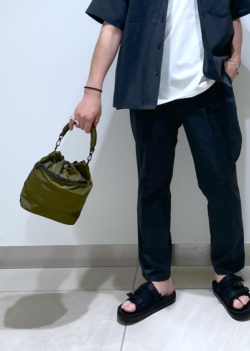 「24SS、2024SS、ADAM ET ROPÉ、FEMME、HOMME、UNISEX、SDGs、サステナブル、低身長、骨格ストレート、イエベ、セットアップ、セットアップ対応、セットアイテム、SETアイテム」|「ADAM ET ROPE'のカバロス スエット ガード ベーシック ポケット Tシャツ / 汗染み防止(Tシャツ/カットソー、ホワイト系)」を使った、adam_yamashitaさん(メンズ・169cm)の春コーディネートの7枚目の写真
