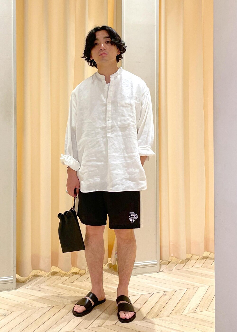 「リネン、24SS、2024SS、スポルディング、ADAM ET ROPÉ、FEMME、HOMME、UNISEX、SDGs、サステナブル、低身長、骨格ストレート、カジュアル、スポーティー、セットアップ対応」|「ADAM ET ROPE'の【cesse./セス】レザー サンダル / UNISEX(サンダル、ブラック系)」を使った、adam_yamashitaさん(メンズ・169cm)の夏コーディネートの4枚目の写真