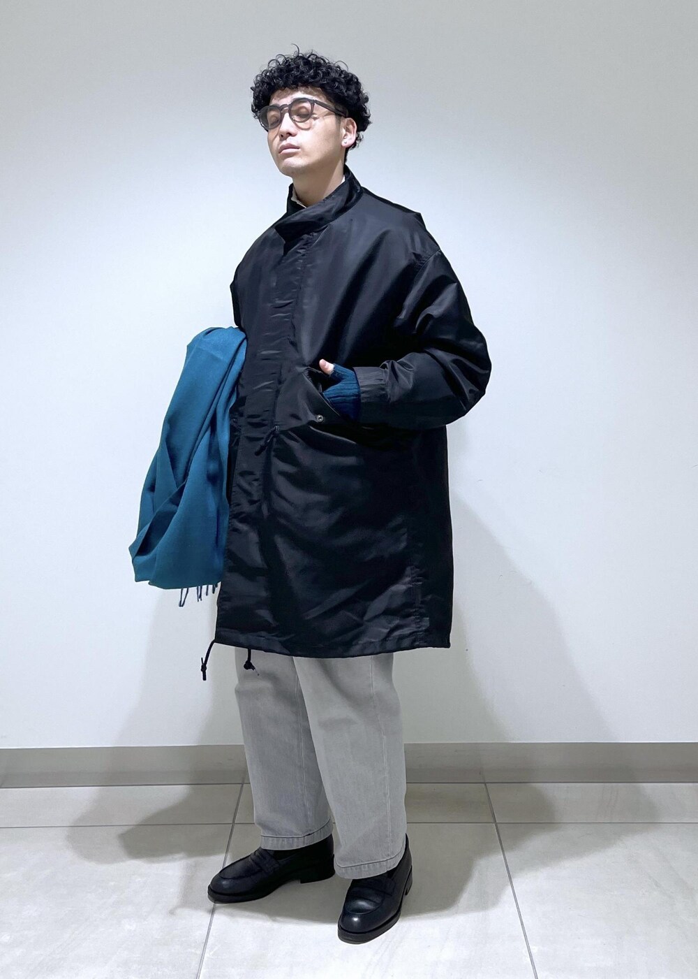 「モッズコート、マフラー、THE INOUE BROTHERS、クリスマス、ギフト、プレゼント、グローブ、手袋、SNaPMeAward23w、ADAM ET ROPÉ、FEMME、HOMME、UNISEX、SDGs、サステナブル」｜「ADAM ET ROPE'の《2点セット》ナイロンツイル M-65 ビッグシルエット モッズコート / コート＆中綿ライナーセット / ライナー取り外し可能（モッズコート、ブラック系）」を使った、adam_yamashitaさん（メンズ・169cm）の冬コーディネートの5枚目の写真