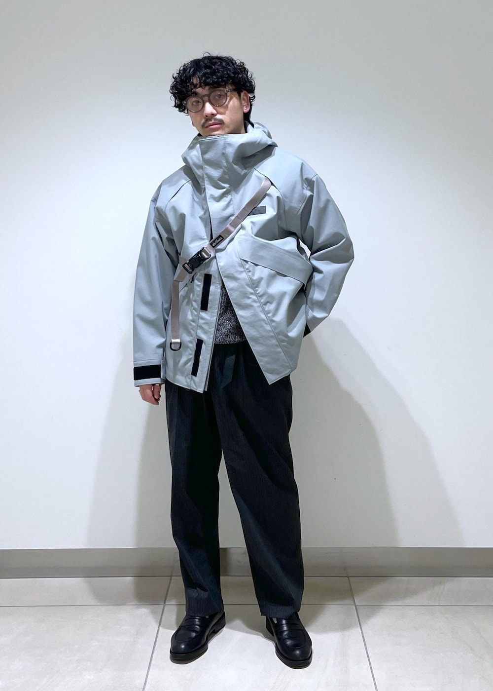 「2024SS、WILD THINGS、別注、ワイルドシングス、ADAM ET ROPÉ、FEMME、HOMME、UNISEX、SDGs、サステナブル、低身長、骨格ストレート、きれいめ、大人カジュアル、春」｜「WILD THINGSの《2024SS》【WILD THINGS / ワイルドシングス 別注】TOOLSTRAP DENALI JACKET / UNISEX（マウンテンパーカー、グレー系）」を使った、adam_yamashitaさん（メンズ・169cm）の冬コーディネートの5枚目の写真