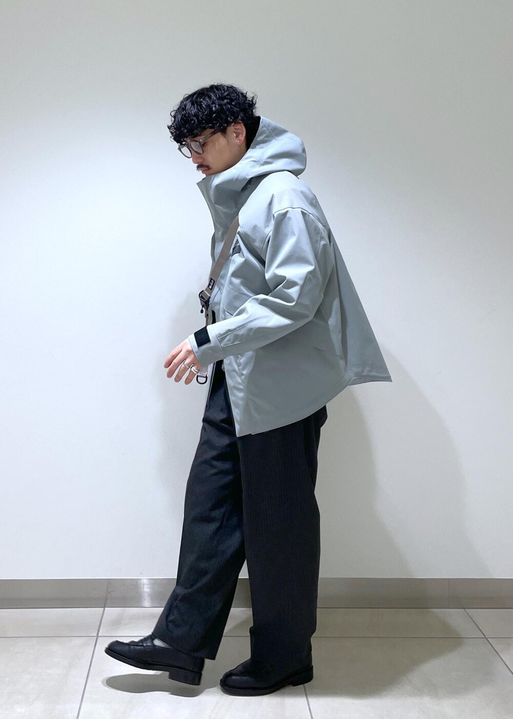「2024SS、WILD THINGS、別注、ワイルドシングス、ADAM ET ROPÉ、FEMME、HOMME、UNISEX、SDGs、サステナブル、低身長、骨格ストレート、きれいめ、大人カジュアル、春」｜「WILD THINGSの《2024SS》【WILD THINGS / ワイルドシングス 別注】TOOLSTRAP DENALI JACKET / UNISEX（マウンテンパーカー、グレー系）」を使った、adam_yamashitaさん（メンズ・169cm）の冬コーディネートの3枚目の写真