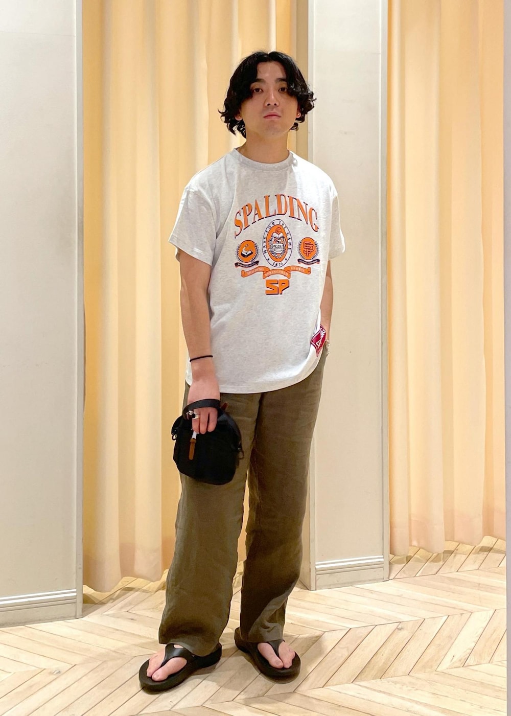 「GREGORY、リネン、ウーフォス、スポルディング、24SS、2024SS、ADAM ET ROPÉ、FEMME、HOMME、UNISEX、SDGs、カジュアル、ミリタリー、春、夏」｜「OOFOSの【OOFOS/ウーフォス】Ooriginal（サンダル、ブラック系）」を使った、adam_yamashitaさん（メンズ・169cm）の夏コーディネートの9枚目の写真