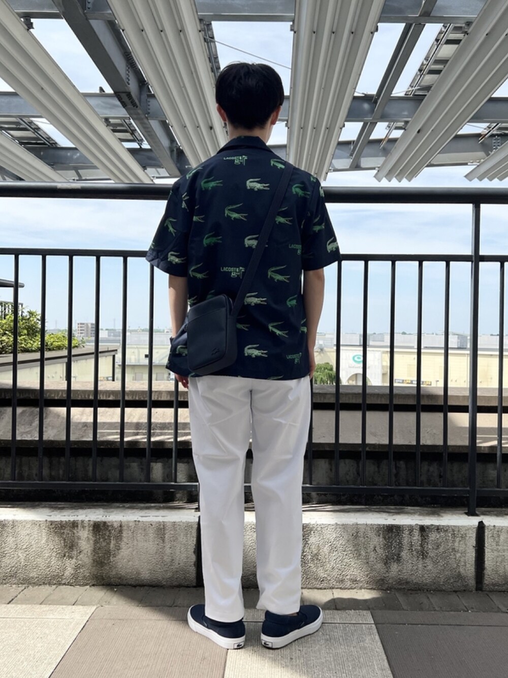 「春めき満開コーデ、春コーデ、メンズファッション、春服、春服コーデ、おでかけコーデ、シャツスタイル、シャツ、柄シャツ、ホワイトパンツ、ショルダーバッグ、スリッポン、夏、夏コーデ、ラコステ」｜「LACOSTEのストレッチゴルフオープンネックシャツ（シャツ/ブラウス、ブルー系）」を使った、sakataさん（メンズ・169cm）の春コーディネートの4枚目の写真