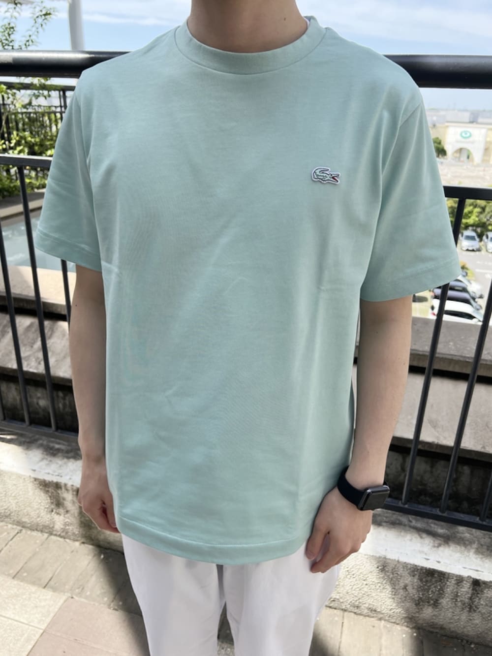 「春めき満開コーデ、春コーデ、メンズファッション、春服、春服コーデ、おでかけコーデ、シャツスタイル、シャツ、柄シャツ、ホワイトパンツ、ショルダーバッグ、スリッポン、夏、夏コーデ、ラコステ」｜「LACOSTEのストレッチゴルフオープンネックシャツ（シャツ/ブラウス、ブルー系）」を使った、sakataさん（メンズ・169cm）の春コーディネートの6枚目の写真