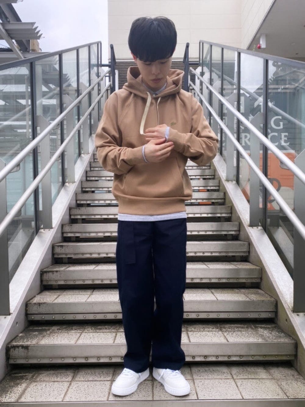 「春めき満開コーデ、春コーデ、メンズファッション、春服、モノトーン、オトナカジュアル、ポロシャツ、ワイドパンツ、スニーカー、ショルダーバッグ、ラコステ、LACOSTE」｜「LACOSTEの長袖 リブ メランジカラ-ポロシャツ L1313 （杢・長袖)（ポロシャツ、グレー系）」を使った、sakataさん（メンズ・169cm）の春コーディネートの2枚目の写真