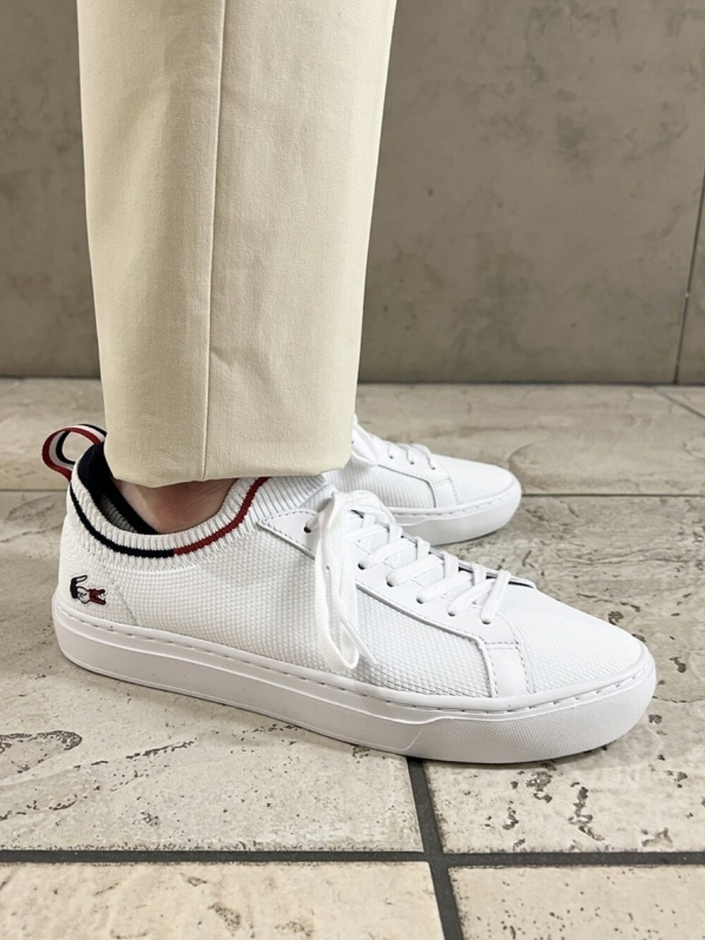 「スラックス、スニーカー、春夏コーデ、低身長コーデ、ボーダー」｜「LACOSTEのメンズ LA PIQU?E TRI 22 1（スニーカー、ホワイト系）」を使った、sakataさん（メンズ・168cm）の春コーディネートの8枚目の写真