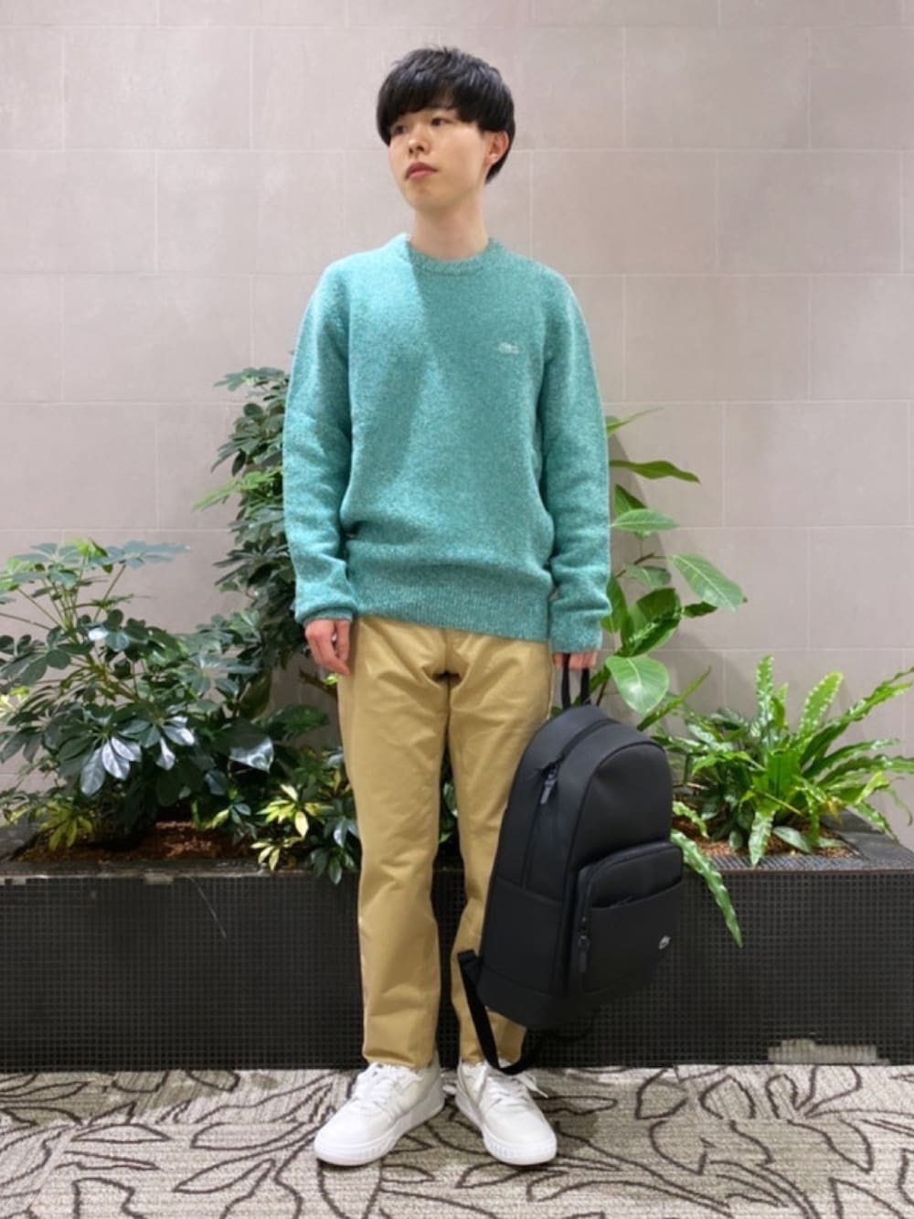 「メンズファッション、ダウン、ダウンジャケット、ニット、リュック、スニーカー、ラコステ、LACOSTE、冬、冬コーデ」｜「LACOSTEのミックスカラーメリノウールニットセーター（ニット/セーター、グリーン系）」を使った、sakataさん（メンズ・169cm）の春コーディネートの3枚目の写真