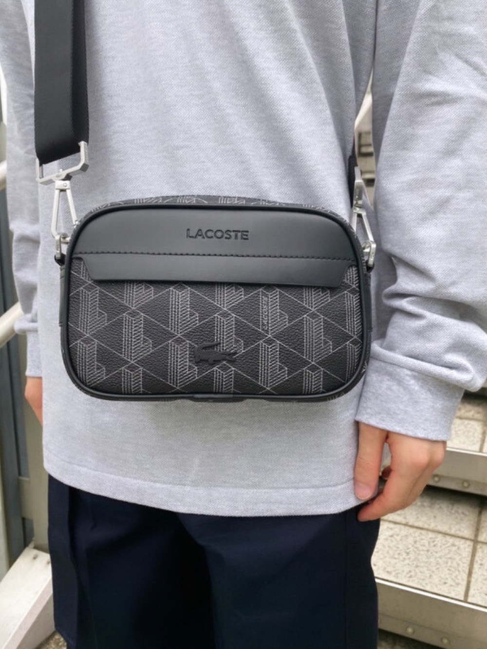 「春めき満開コーデ、春コーデ、メンズファッション、春服、モノトーン、オトナカジュアル、ポロシャツ、ワイドパンツ、スニーカー、ショルダーバッグ、ラコステ、LACOSTE」｜「LACOSTEの長袖 リブ メランジカラ-ポロシャツ L1313 （杢・長袖)（ポロシャツ、グレー系）」を使った、sakataさん（メンズ・169cm）の春コーディネートの6枚目の写真