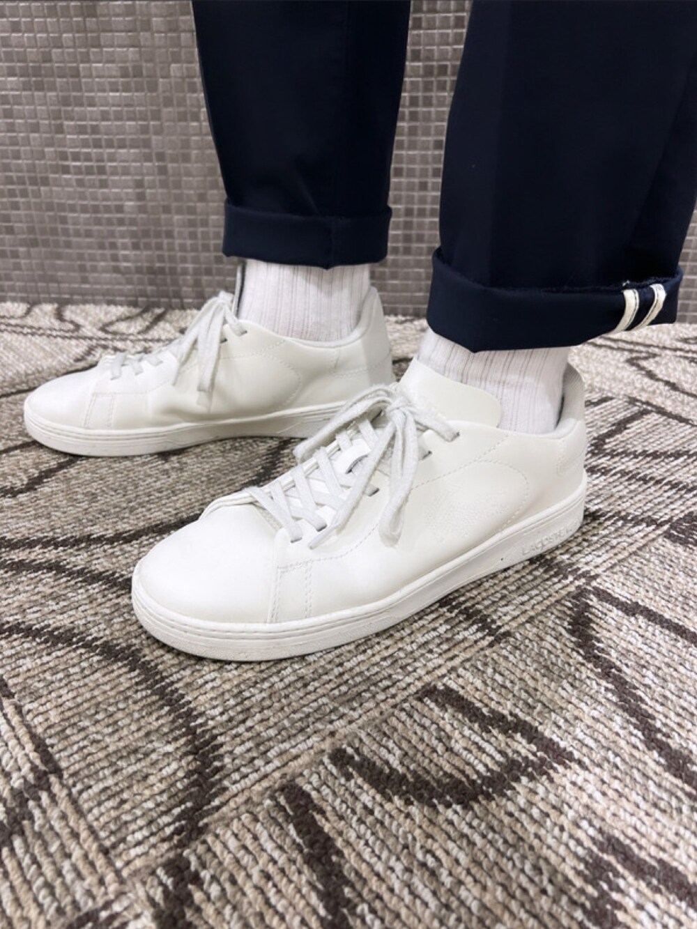 「ギンガムチェック、きれいめカジュアル、春夏コーデ、スニーカー、シャツスタイル、キレイめコーデ」｜「LACOSTEのクールマックスブレンドジャガード半袖チェックシャツ（シャツ/ブラウス、ブルー系）」を使った、sakataさん（メンズ・168cm）の春コーディネートの10枚目の写真