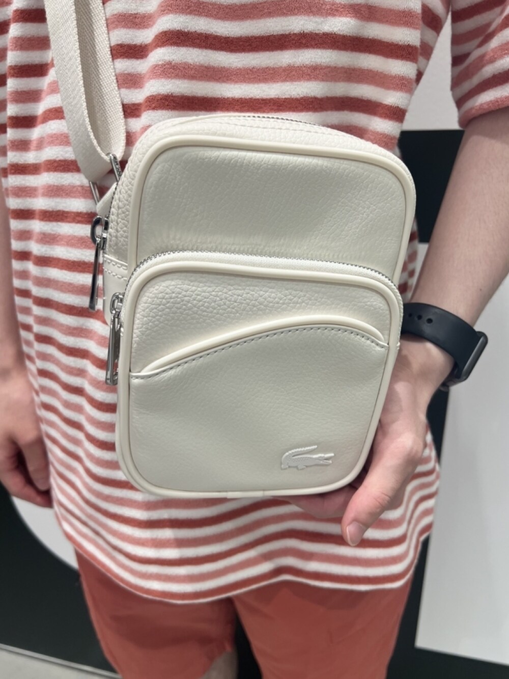 「春コーデ、春めき満開コーデ、メンズファッション、ゆるコーデ、春色、カジュアルコーデ、赤コーデ、Tシャツ、スリッポン、リネンシャツ、ショルダーバッグ」｜「LACOSTEのオーバーサイズ ハイゲージパイル地ボーダー半袖Tシャツ（Tシャツ/カットソー、レッド系）」を使った、sakataさん（メンズ・169cm）の春コーディネートの6枚目の写真