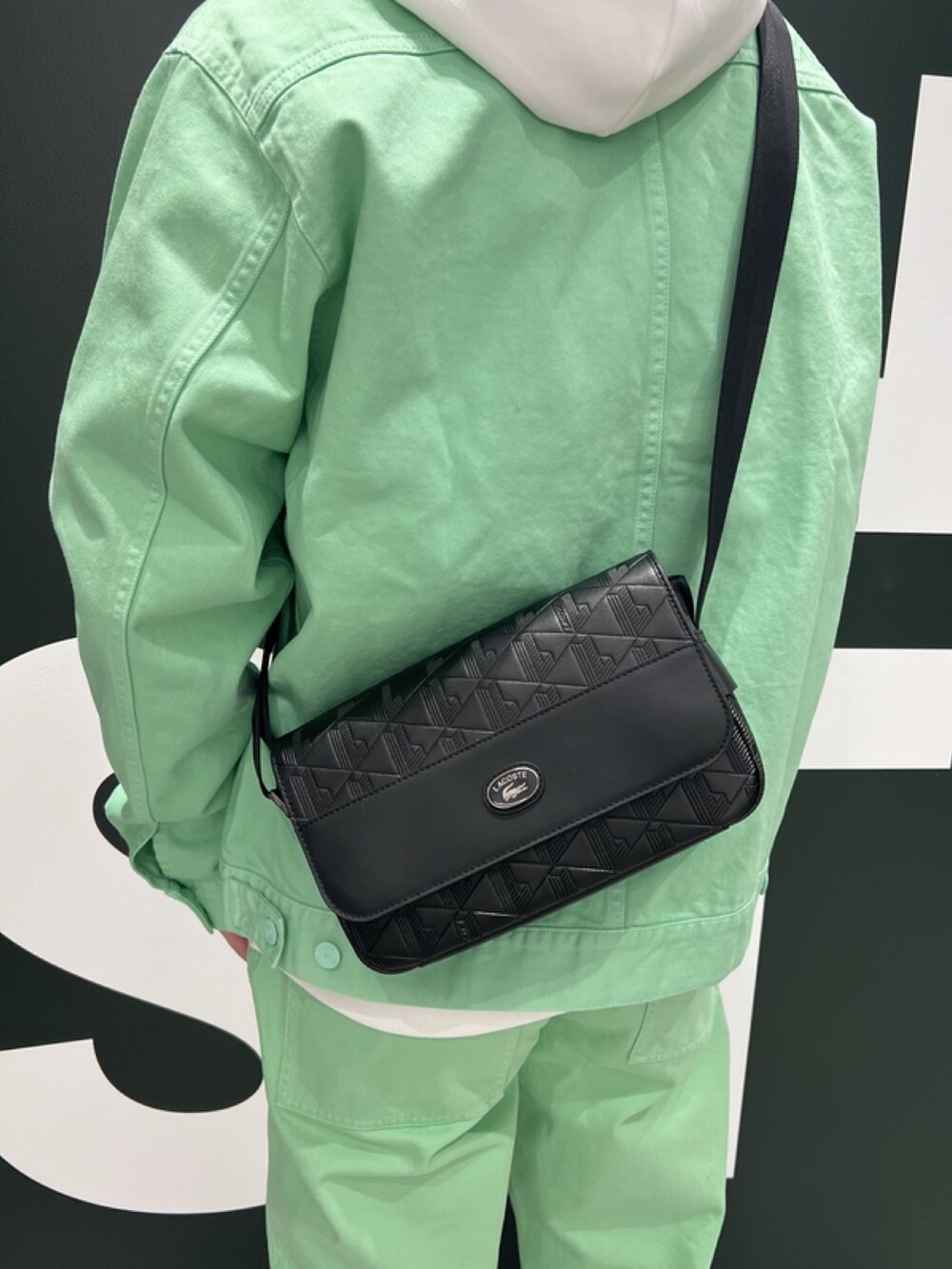 「春コーデ、ジャケット、春めき満開コーデ、メンズファッション、春服コーデ、おでかけコーデ、セットアップ、テーラードジャケット、ラコステ、LACOSTE、デニム」｜「LACOSTEの11.5oz ボックスカラーデニムジャケット（デニムジャケット、グリーン系）」を使った、sakataさん（メンズ・169cm）の春コーディネートの9枚目の写真