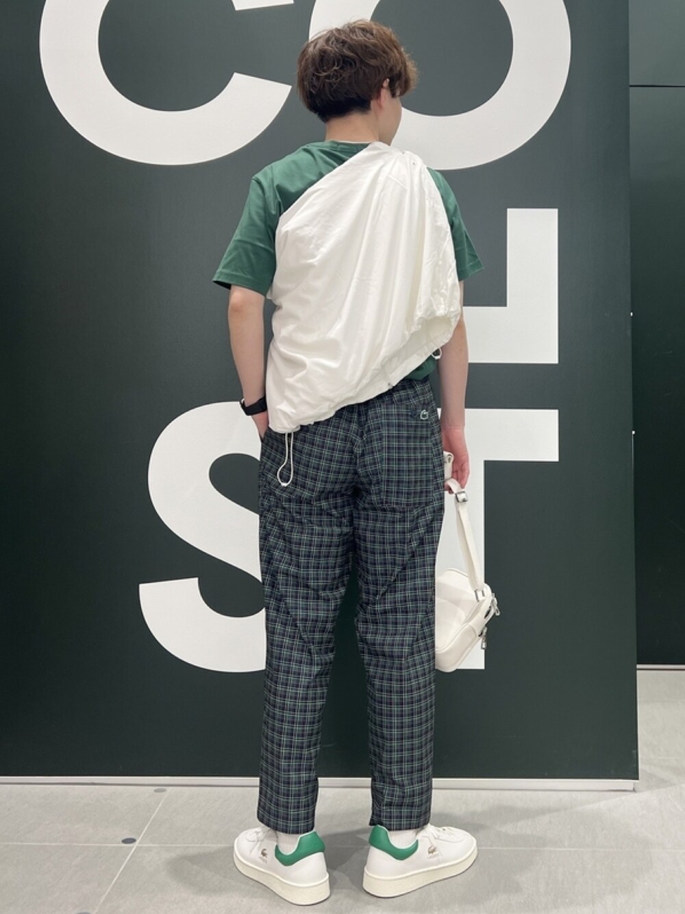 「トラックジャケット、今日のコーデ、カジュアルコーデ、休日スタイル、スニーカー、スポーツミックス、チェックパンツ、ゴルフ、Tシャツ、グラフィックＴ、サングラス、ショルダーバッグ、春コーデ、ブルゾン」｜「LACOSTEのオーガニックコットン メッセージプリントバインダーネック半袖Tシャツ（Tシャツ/カットソー、グリーン系）」を使った、sakataさん（メンズ・169cm）の春コーディネートの4枚目の写真