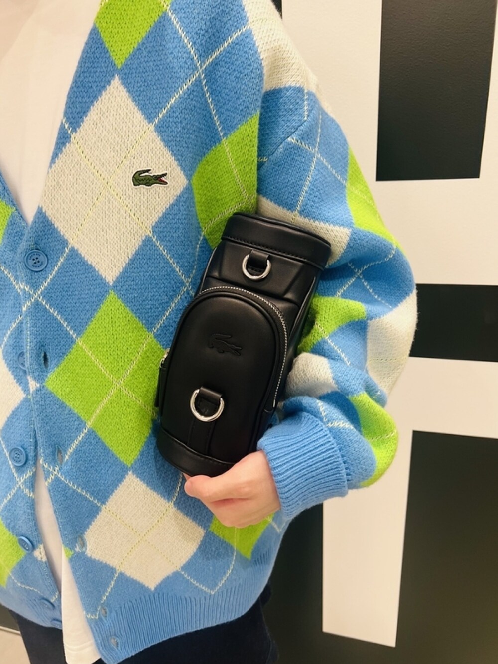 「春めき満開コーデ、春コーデ、メンズファッション、春服コーデ、カーディガン、パーカー、デニム、スニーカー、バッグ」｜「LACOSTEのエシカルウールニットアーガイルカーディガン（カーディガン/ボレロ、ブルー系）」を使った、sakataさん（メンズ・169cm）の春コーディネートの9枚目の写真