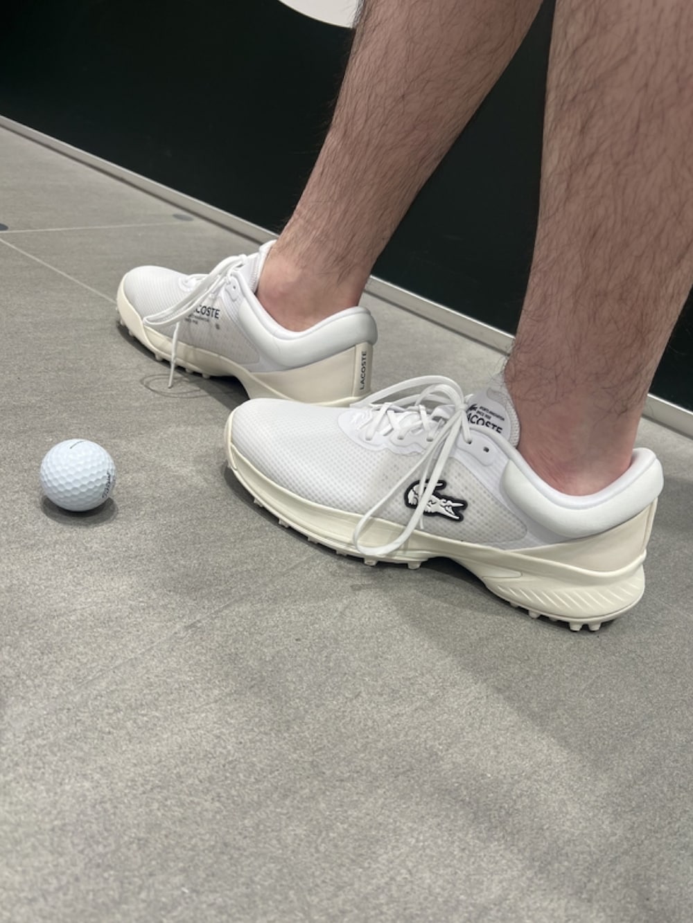 「ベスト、スポーツミックス、キャップ、休日スタイル、スニーカー、ゴルフ、スポーティ、ショートパンツ、Tシャツ、ショルダーバッグ」｜「LACOSTEのワンポイント 耐水ゴルフキャップ（キャップ、ブルー系）」を使った、sakataさん（メンズ・169cm）の春コーディネートの10枚目の写真