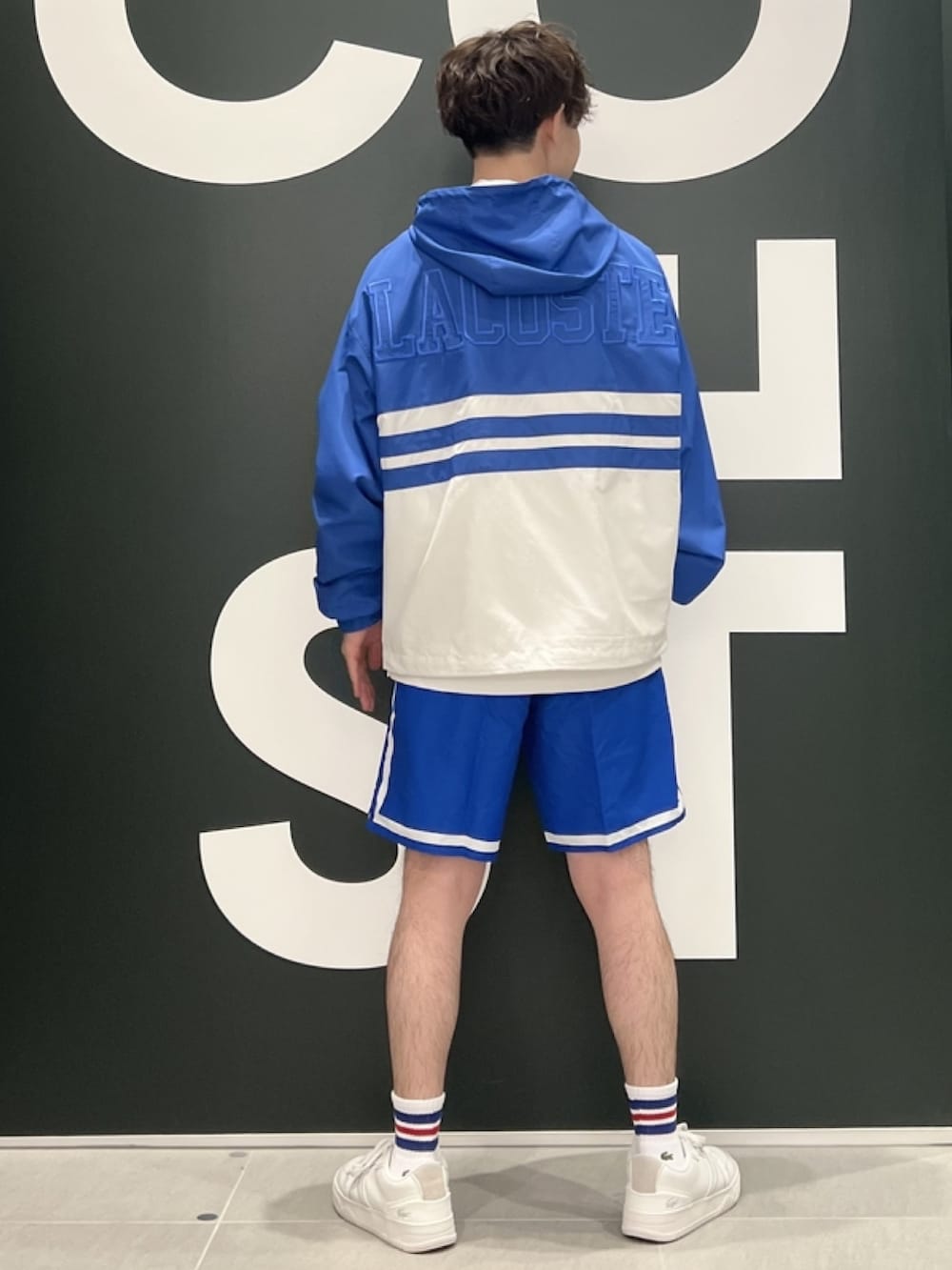 「休日コーデ、メンズファッション、メンズコーデ、スニーカーコーデ、ジャケット/アウター、トートバッグ、夏コーデ、ブルゾン、スポーツミックス」|「LACOSTEのカラーブロック耐水トラックジャケット(ブルゾン、ブルー系)」を使った、sakataさん(メンズ・169cm)の春コーディネートの3枚目の写真