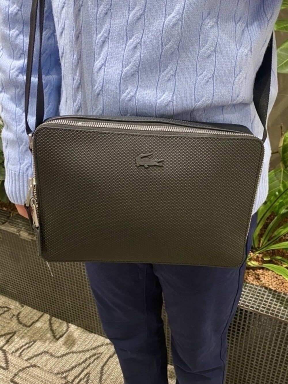 「メンズファッション、ニット、シャツ、チノパンツ、ショルダーバッグ、マフラー、スニーカー」｜「LACOSTEのケーブル編みニットセーター（ニット/セーター、ブルー系）」を使った、sakataさん（メンズ・169cm）の春コーディネートの7枚目の写真