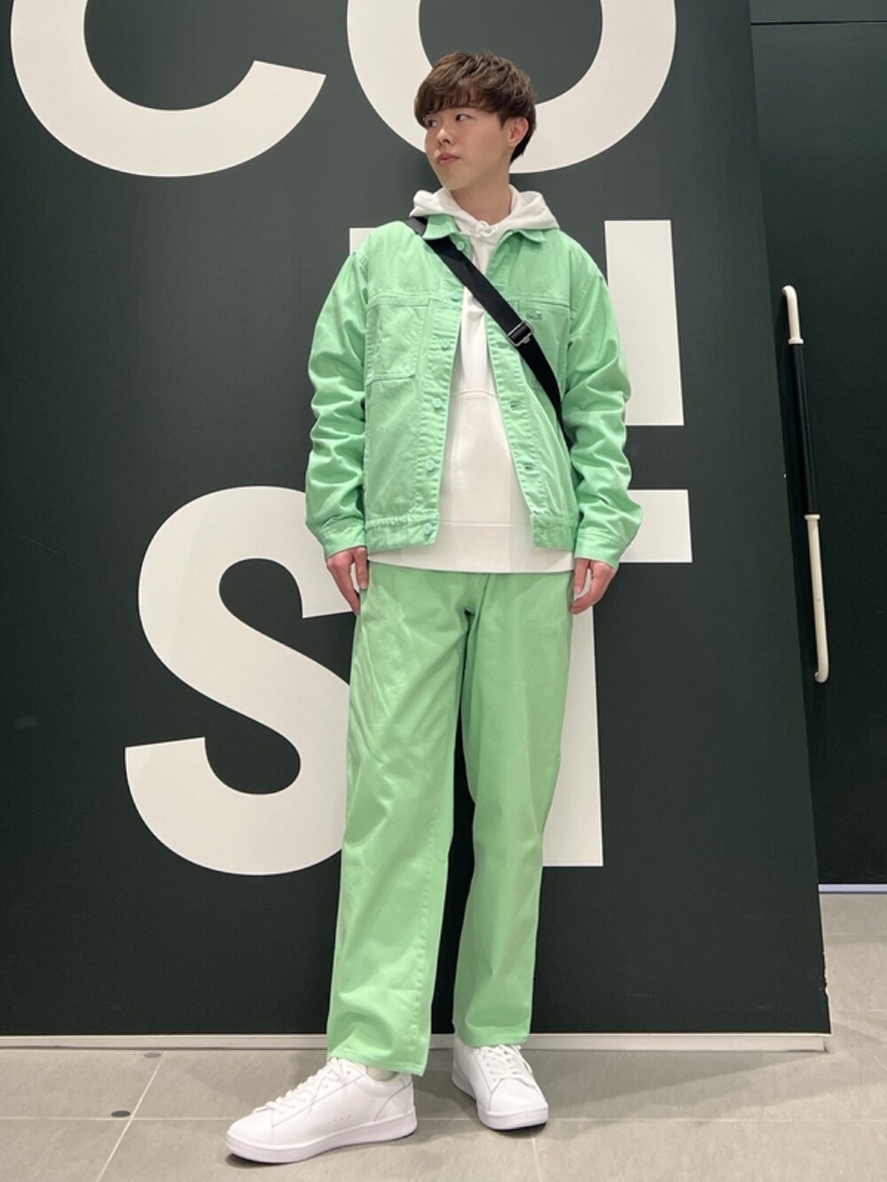 「春コーデ、ジャケット、春めき満開コーデ、メンズファッション、春服コーデ、おでかけコーデ、セットアップ、テーラードジャケット、ラコステ、LACOSTE、デニム」｜「LACOSTEの11.5oz ボックスカラーデニムジャケット（デニムジャケット、グリーン系）」を使った、sakataさん（メンズ・169cm）の春コーディネートの3枚目の写真