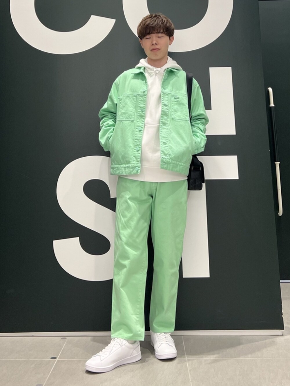 「春コーデ、ジャケット、春めき満開コーデ、メンズファッション、春服コーデ、おでかけコーデ、セットアップ、テーラードジャケット、ラコステ、LACOSTE、デニム」｜「LACOSTEの11.5oz ボックスカラーデニムジャケット（デニムジャケット、グリーン系）」を使った、sakataさん（メンズ・169cm）の春コーディネートの2枚目の写真