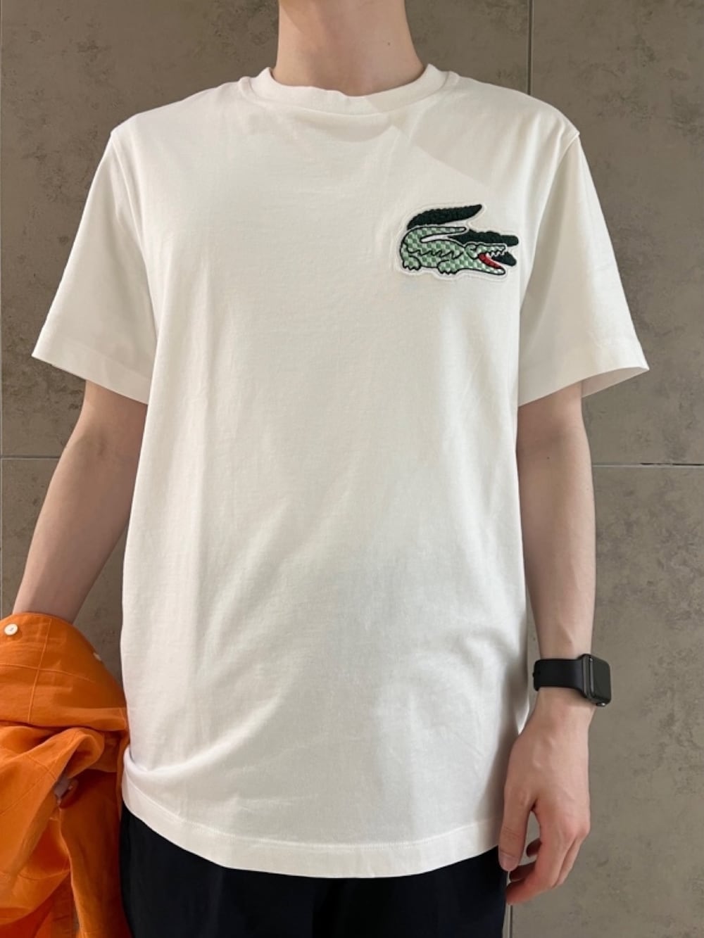 「春コーデ、春めき満開コーデ、メンズファッション、春服、春服コーデ、シャツ、シャツスタイル、リネンシャツ、Tシャツ、ショルダーバッグ、スニーカー、ラコステ、LACOSTE」｜「LACOSTEのリネン×コットンワントーンウィンドウペンチェックシャツ（シャツ/ブラウス、オレンジ系）」を使った、sakataさん（メンズ・169cm）の春コーディネートの6枚目の写真