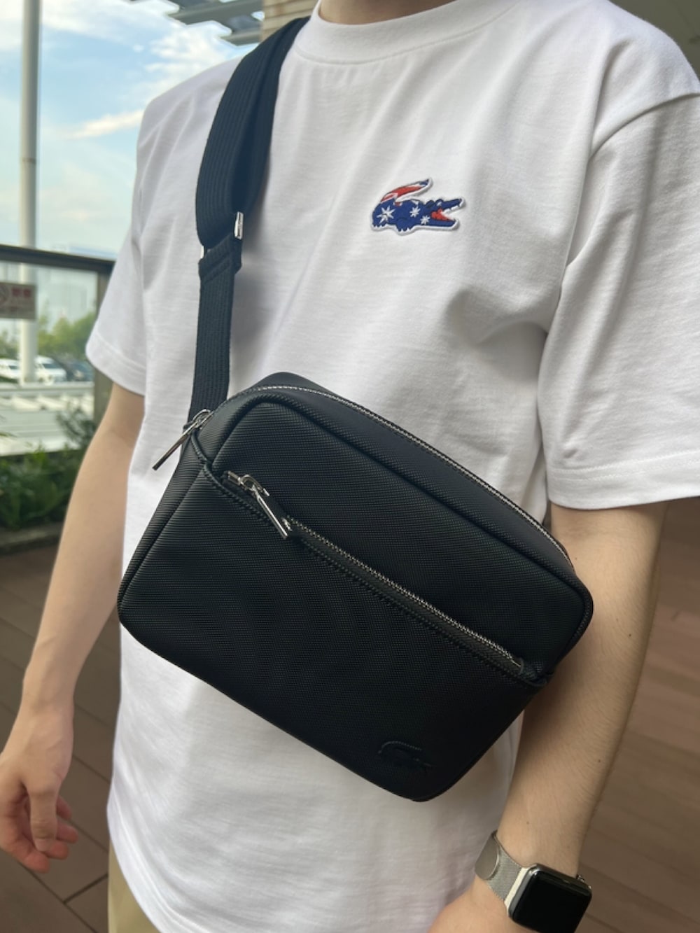 「春コーデ、春めき満開コーデ、メンズファッション、春服、おでかけコーデ、トレンド、Tシャツ、リラックス、スラックス、スニーカー、ショルダーバッグ、キャップ、ラコステ」｜「LACOSTEのメンズクラシック ショルダーバッグ（ショルダーバッグ、ブラック系）」を使った、sakataさん（メンズ・169cm）の春コーディネートの7枚目の写真