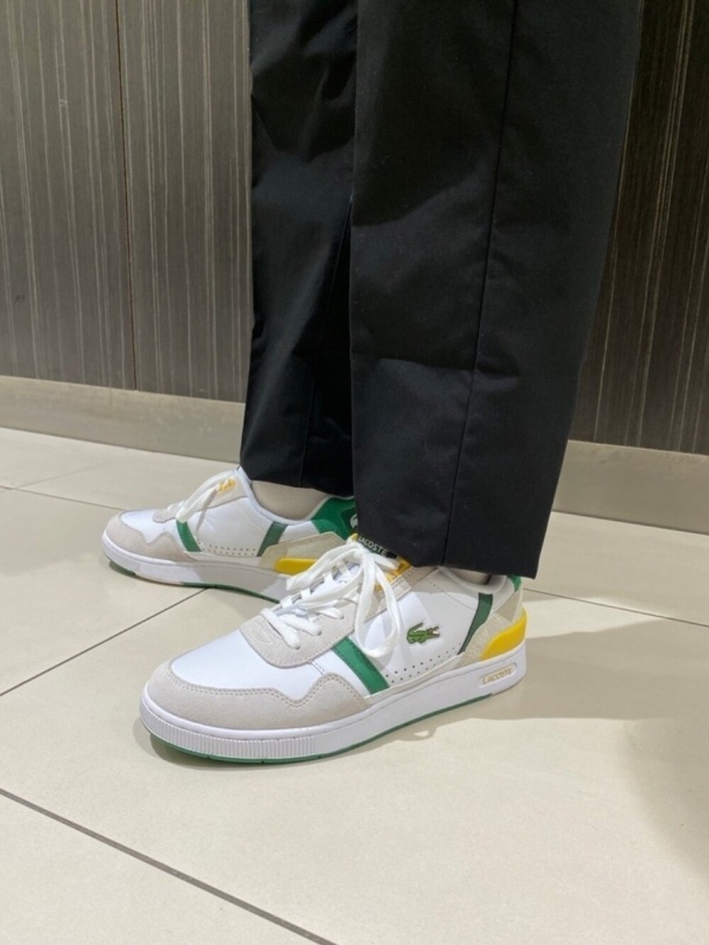 「春コーデ、春めき満開コーデ、スポーツミックス、春服コーデ、メンズファッション、春服、スウェット、スニーカー、マウンテンパーカー、キャップ、ボディバッグ、ラコステ、LACOSTE」｜「LACOSTEのワイド＆ショートフィールドジャケット（ブルゾン、グリーン系）」を使った、sakataさん（メンズ・169cm）の春コーディネートの9枚目の写真