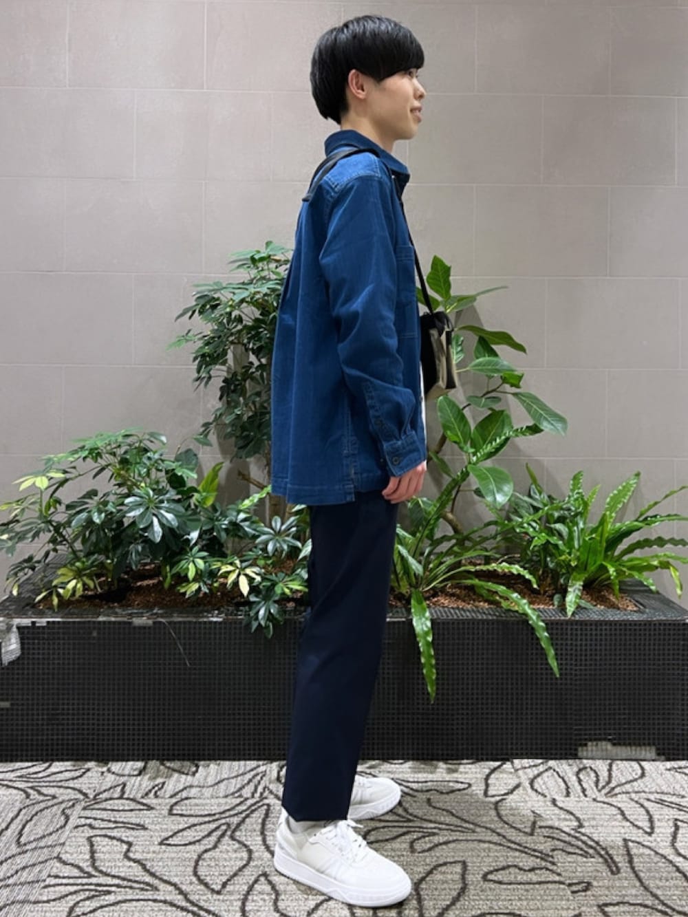 「ジャケット、春めき満開コーデ、春コーデ、メンズファッション、春服、春服コーデ、デニム、デニムシャツ、スラックス、ショルダーバッグ、スニーカー、ラコステ、LACOSTE」｜「LACOSTEのストレッチデニムシャツジャケット（シャツ/ブラウス、ブルー系）」を使った、sakataさん（メンズ・169cm）の春コーディネートの3枚目の写真