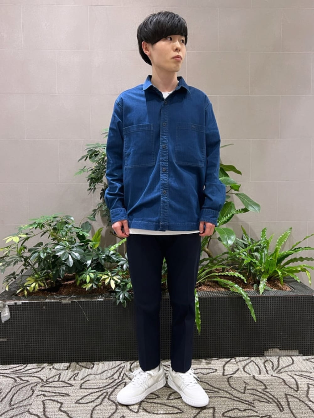 「ジャケット、春めき満開コーデ、春コーデ、メンズファッション、春服、春服コーデ、デニム、デニムシャツ、スラックス、ショルダーバッグ、スニーカー、ラコステ、LACOSTE」｜「LACOSTEのストレッチデニムシャツジャケット（シャツ/ブラウス、ブルー系）」を使った、sakataさん（メンズ・169cm）の春コーディネートの5枚目の写真