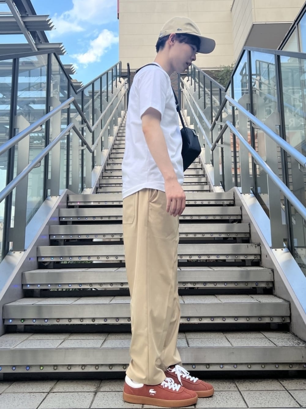 「春コーデ、春めき満開コーデ、メンズファッション、春服、おでかけコーデ、トレンド、Tシャツ、リラックス、スラックス、スニーカー、ショルダーバッグ、キャップ、ラコステ」｜「LACOSTEのメンズクラシック ショルダーバッグ（ショルダーバッグ、ブラック系）」を使った、sakataさん（メンズ・169cm）の春コーディネートの3枚目の写真